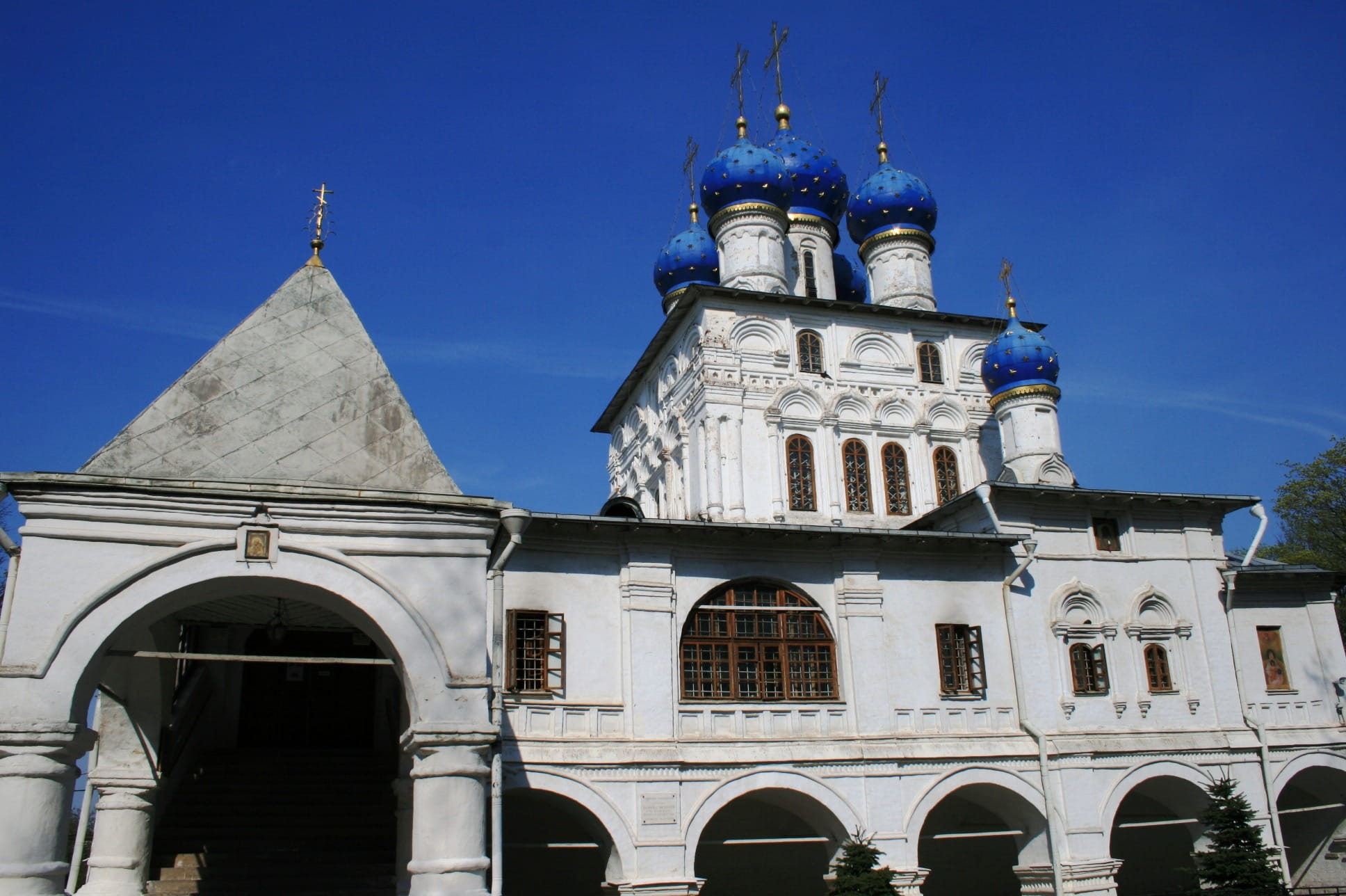 clear sky, places Of Worship, spirituality, arch, white walls, travel destinations, building Exterior, bright blue domes, russian orthodox, cathedral, blue, HD Wallpaper
