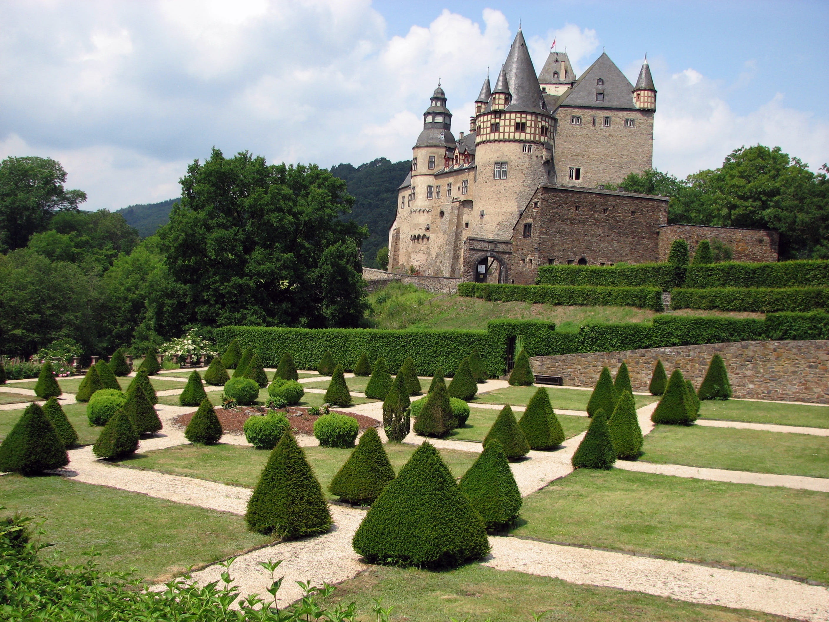 Castle, building, history, ancient, grass, the past, hedge, architecture, tombstone, tourism, plant, built structure, 2K, tree, nature, ornamental garden, HD Wallpaper