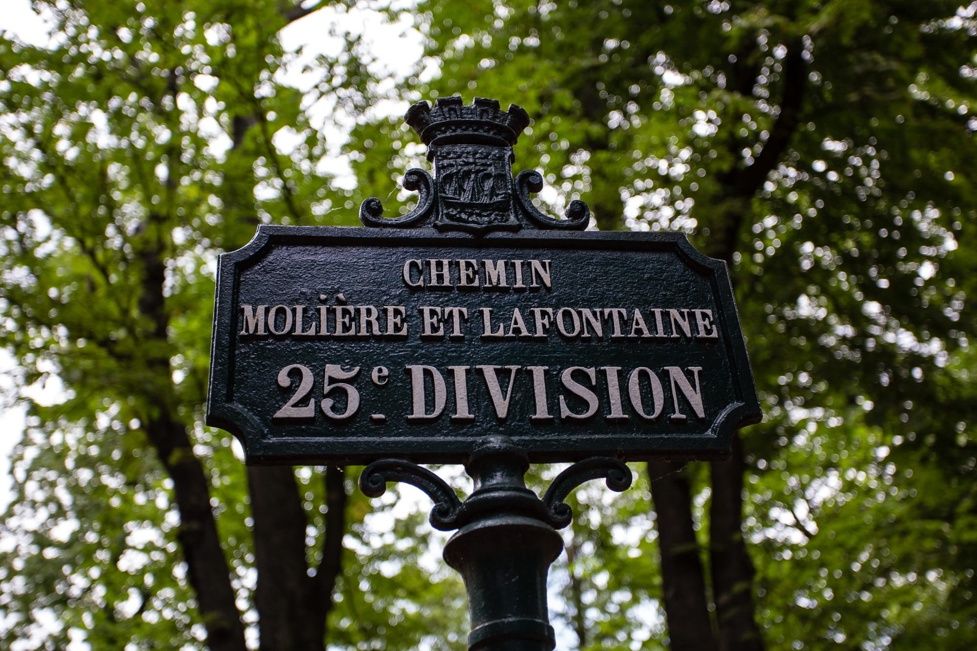 plant, communication, message, metal, landmark, information, architecture, cemetery, tree, parisian, Paris, text, sign in paris, france, focus on foreground, HD Wallpaper