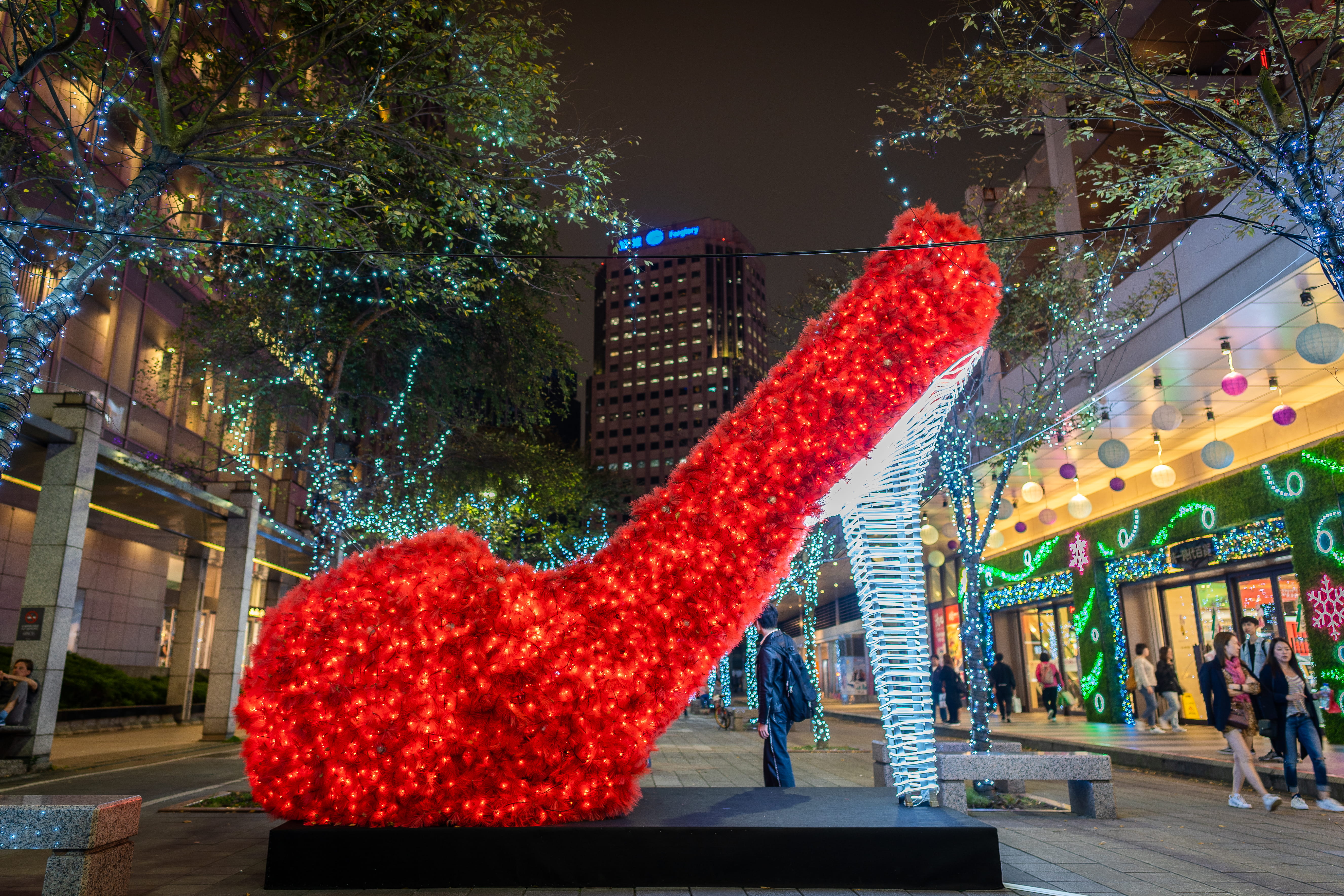 high heels, holiday, architecture, real people, christmas, decoration, animal representation, taipei, christmas decoration, outdoors, red, art and craft, HD Wallpaper