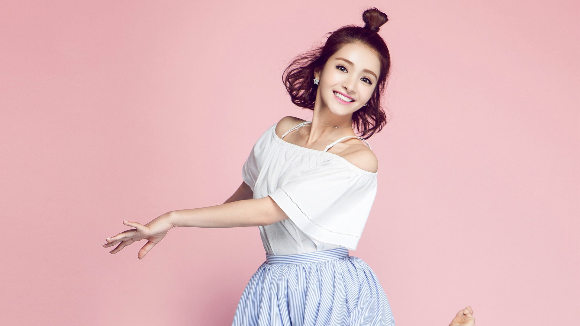 chinese, women, young adult, beauty, hair, colored background, beautiful woman, indoors, portrait, females, young women, medina, smiling, looking at camera, HD Wallpaper