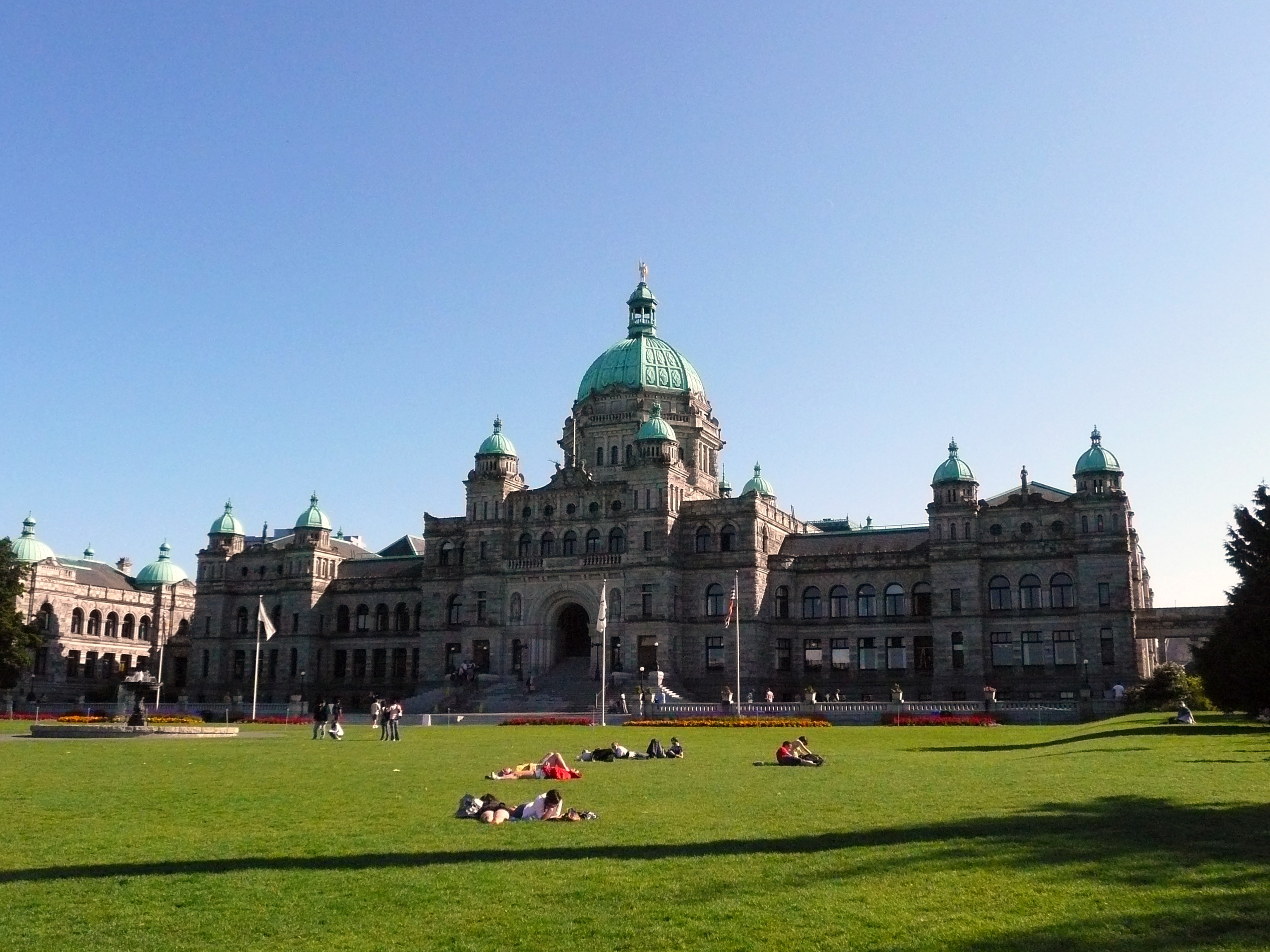 visit, victoria, 2K, history, building, real people, sky, place of worship, field, trees, clear sky, capital of bc, grass, city, nature, built structure, HD Wallpaper