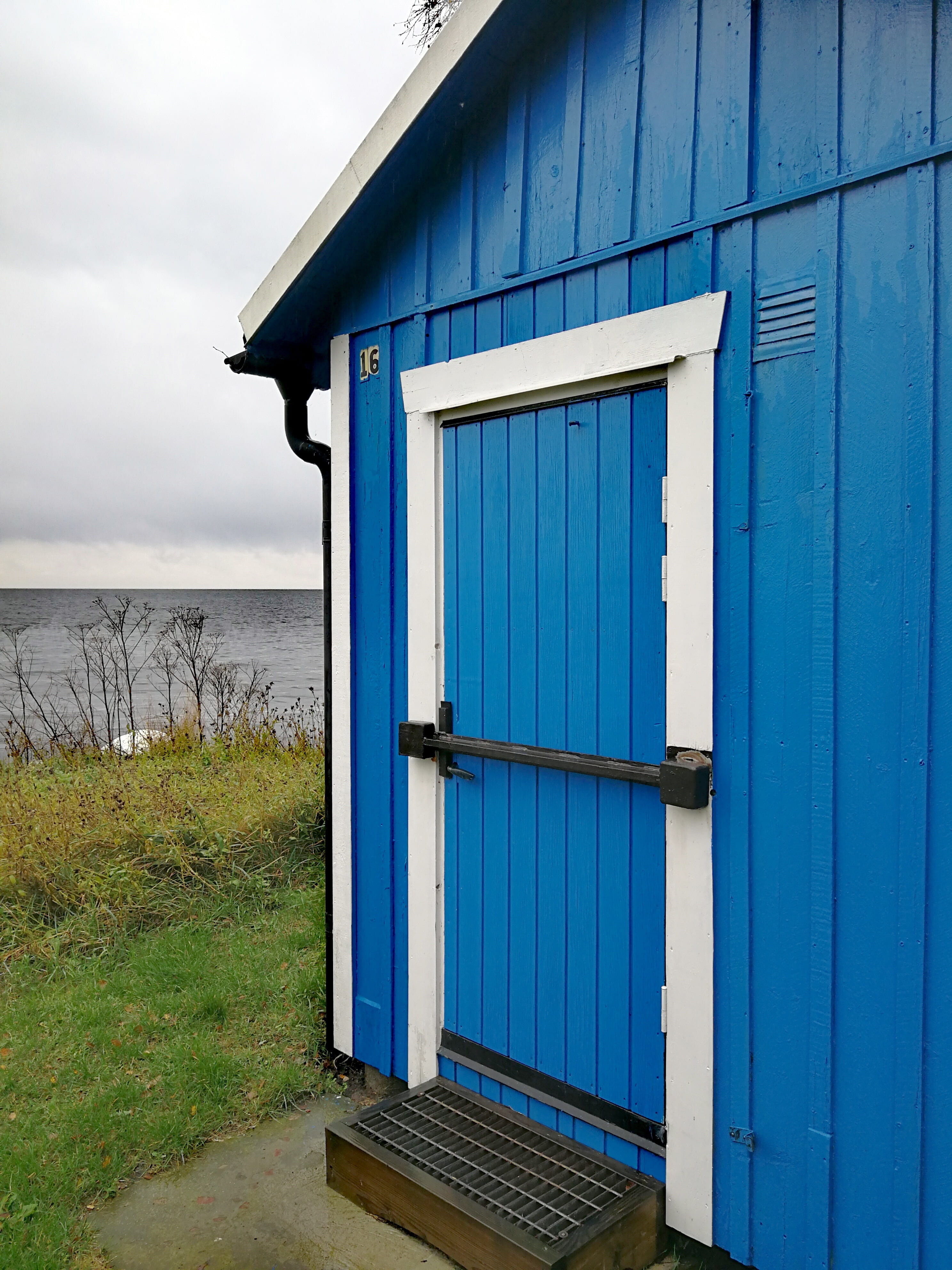 sea, outdoors, hut, architecture, rainy weather, 4K, no people, house, building, water, small house, building exterior, cloud - sky, grass, sky, built structure, Phone HD Wallpaper