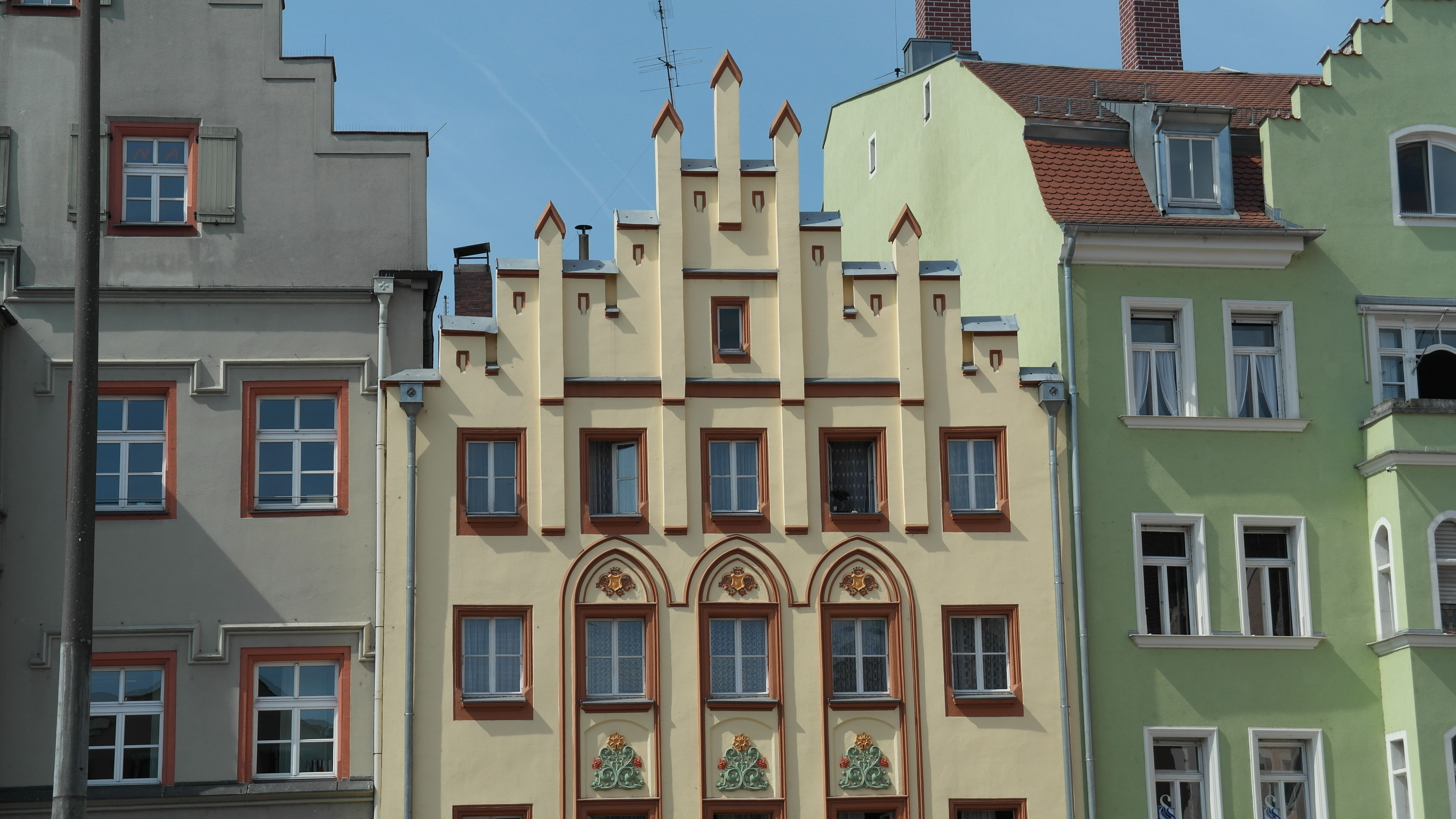 Regensburg, sky, low angle view, side by side, city, architecture, apartment, no people, eastern bavaria, homes, house, romantic, building exterior, clear sky, HD Wallpaper