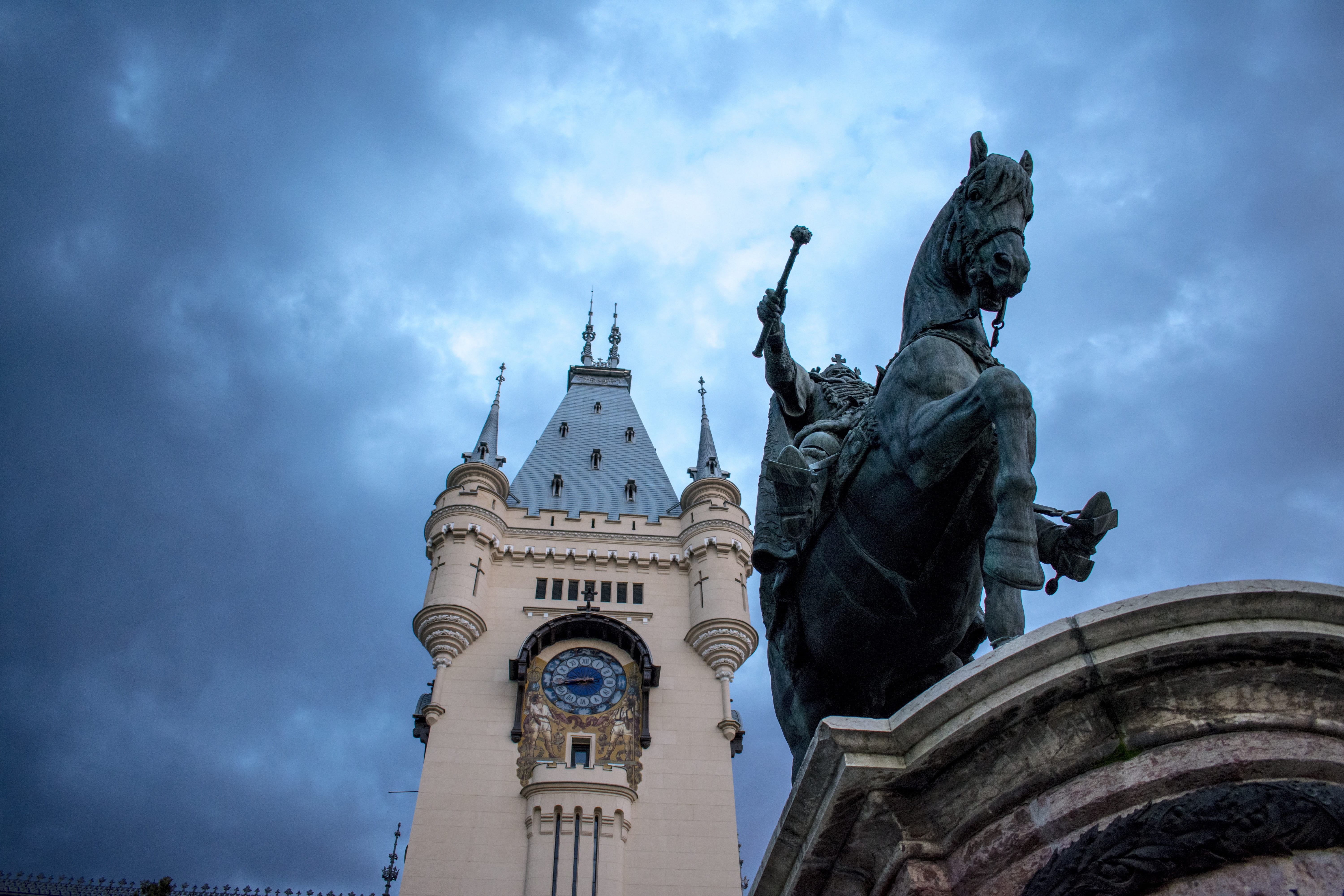 the past, 5K, building exterior, sculpture, human representation, creativity, sky, travel destinations, city, statue, representation, history, male likeness, HD Wallpaper