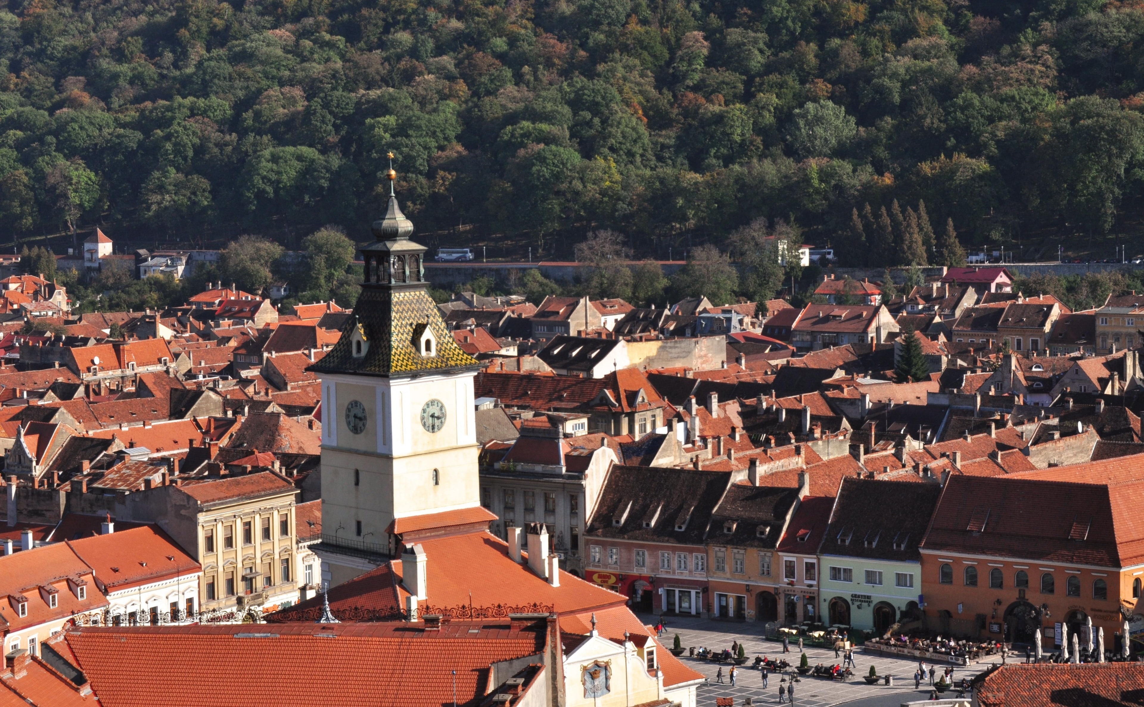 place of worship, 4K, religion, tree, building, high angle view, roof, the city center, no people, piata sfatului, black, travel destinations, architecture, HD Wallpaper