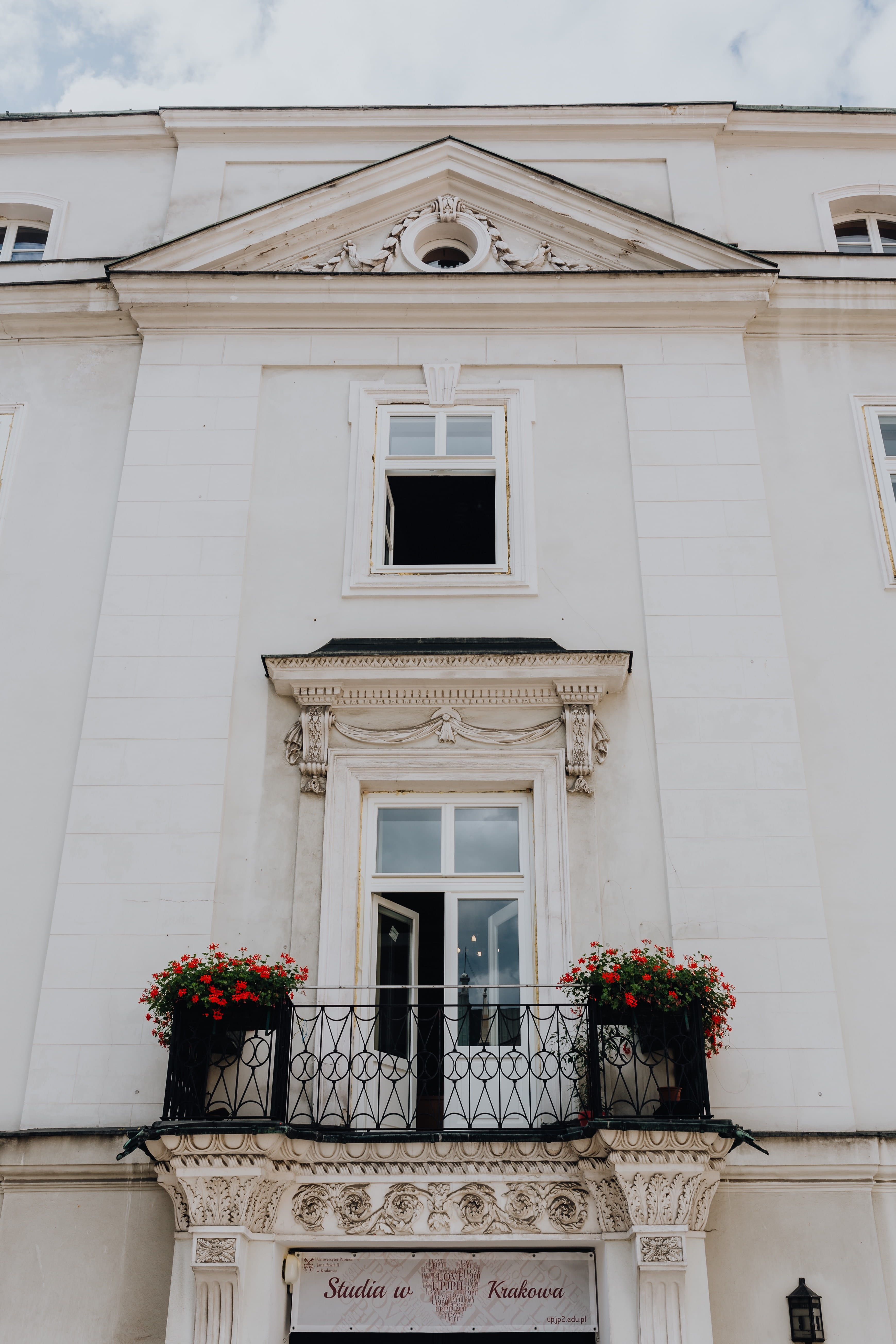 polska, building exterior, decoration, day, Europe, town, cracow, window box, low angle view, outdoors, bouquet, window, city, building, plant, entrance, Phone HD Wallpaper