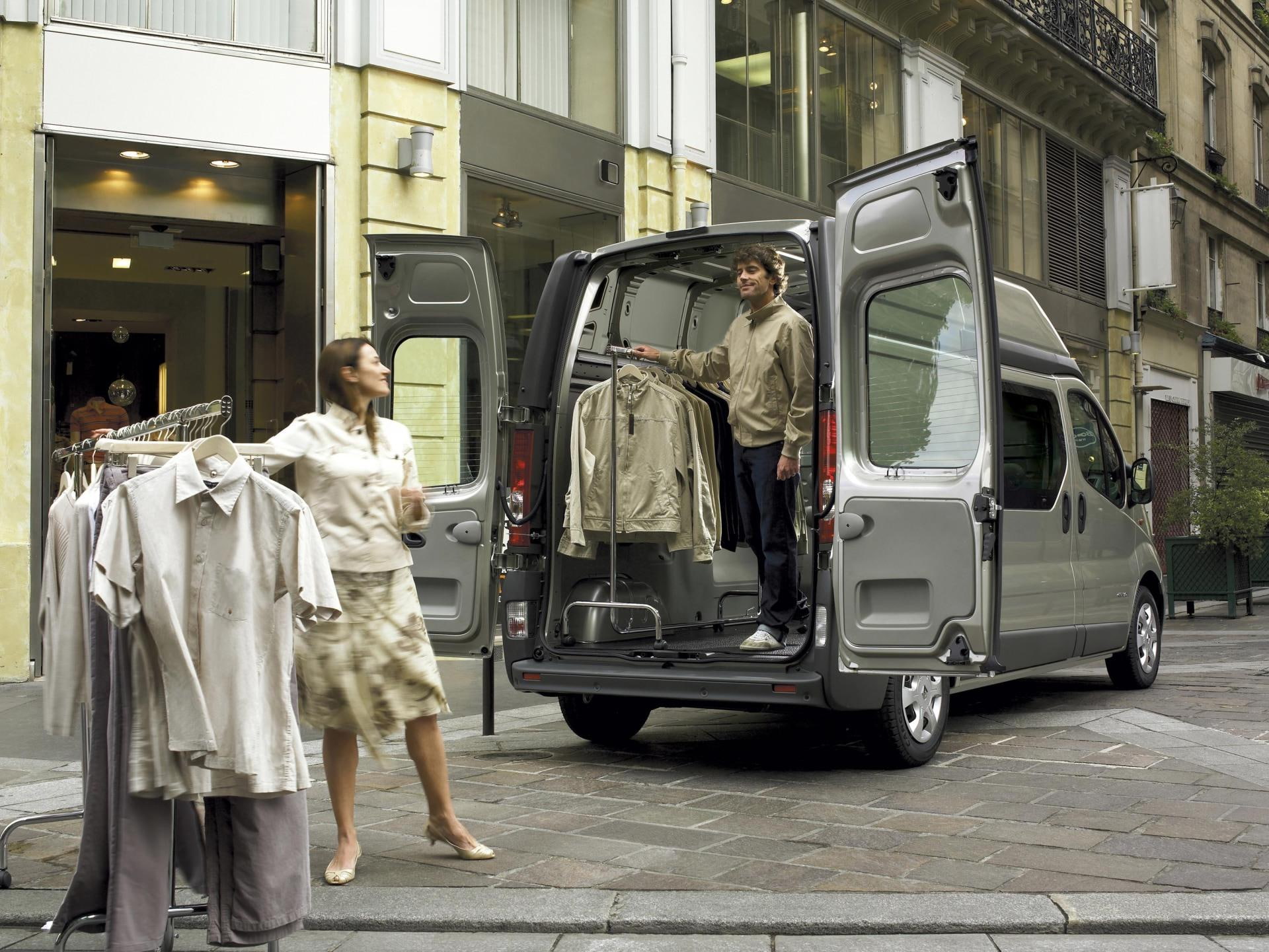 land vehicle, group of people, standing, built structure, trafic, 1080P, street, day, transportation, real people, clothing, renault, exterior, building exterior, HD Wallpaper
