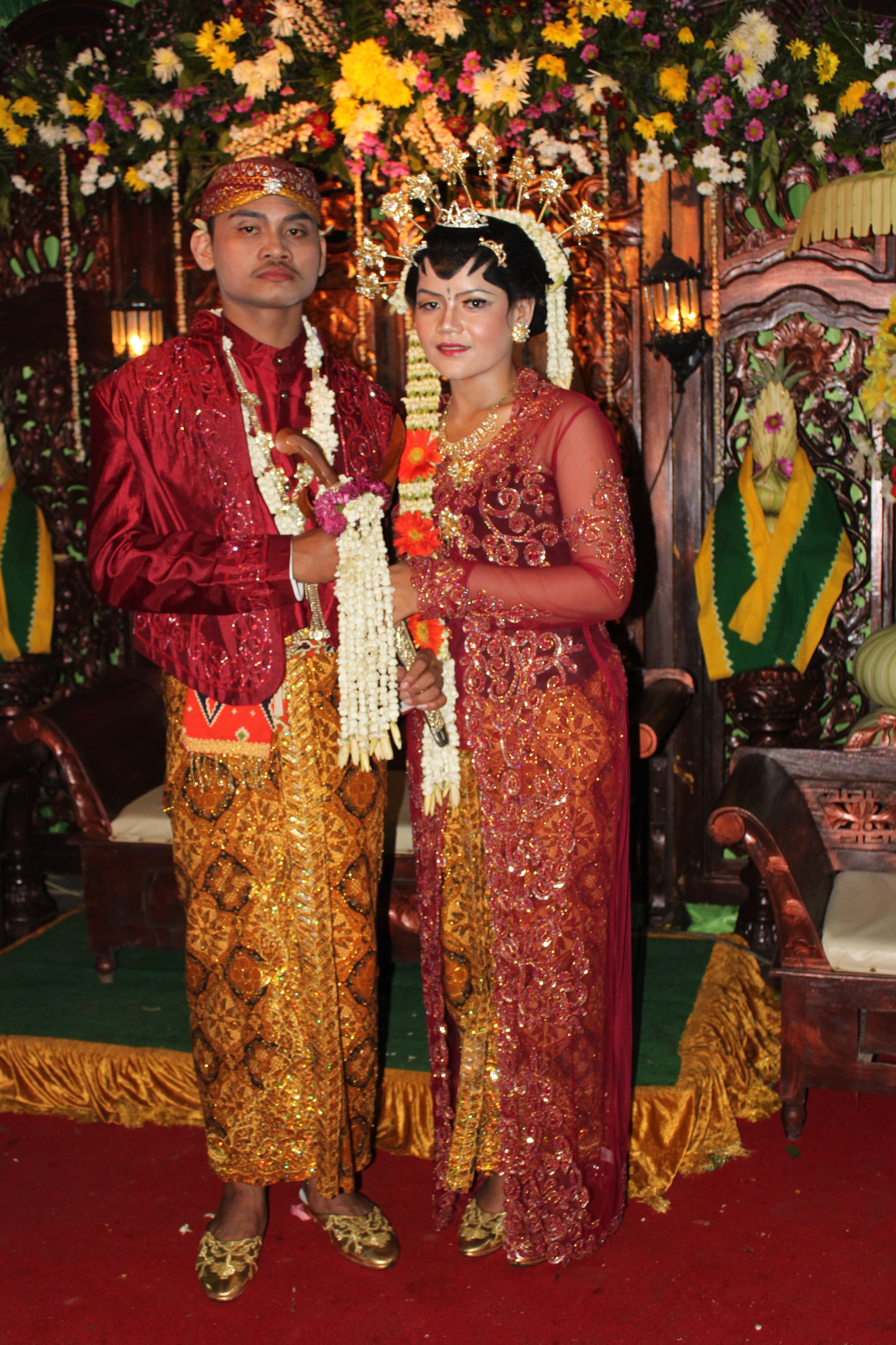 wedding, standing, beautiful woman, traditional javanese, indoors, young adult, emotion, looking at camera, young women, fashion, religion, celebration, Phone HD Wallpaper