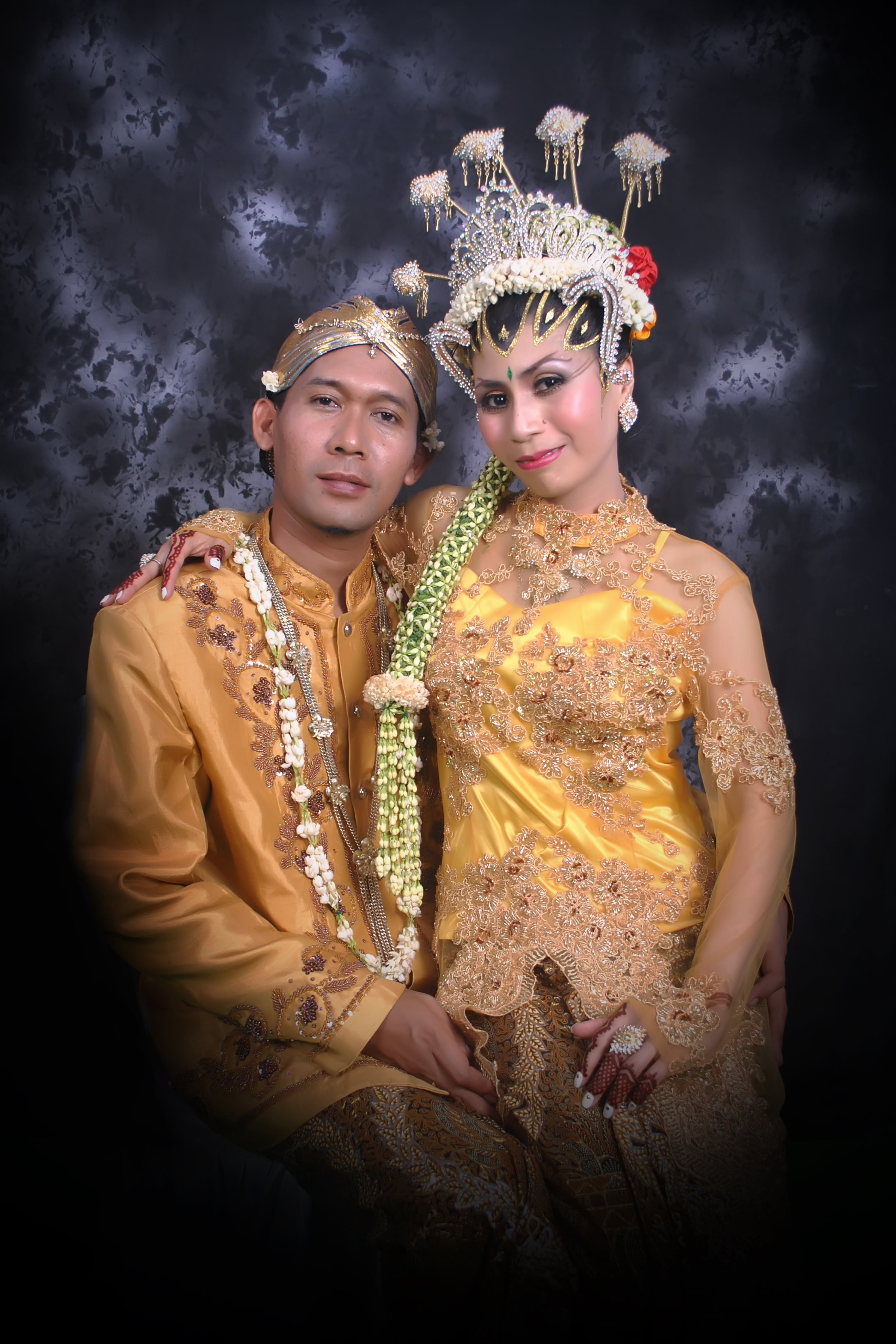 wedding couple, clothing, cultures, javanese, people, indonesia, front view, belief, bride, looking at camera, love, romance, wedding, married, india, traditional clothing, Phone HD Wallpaper