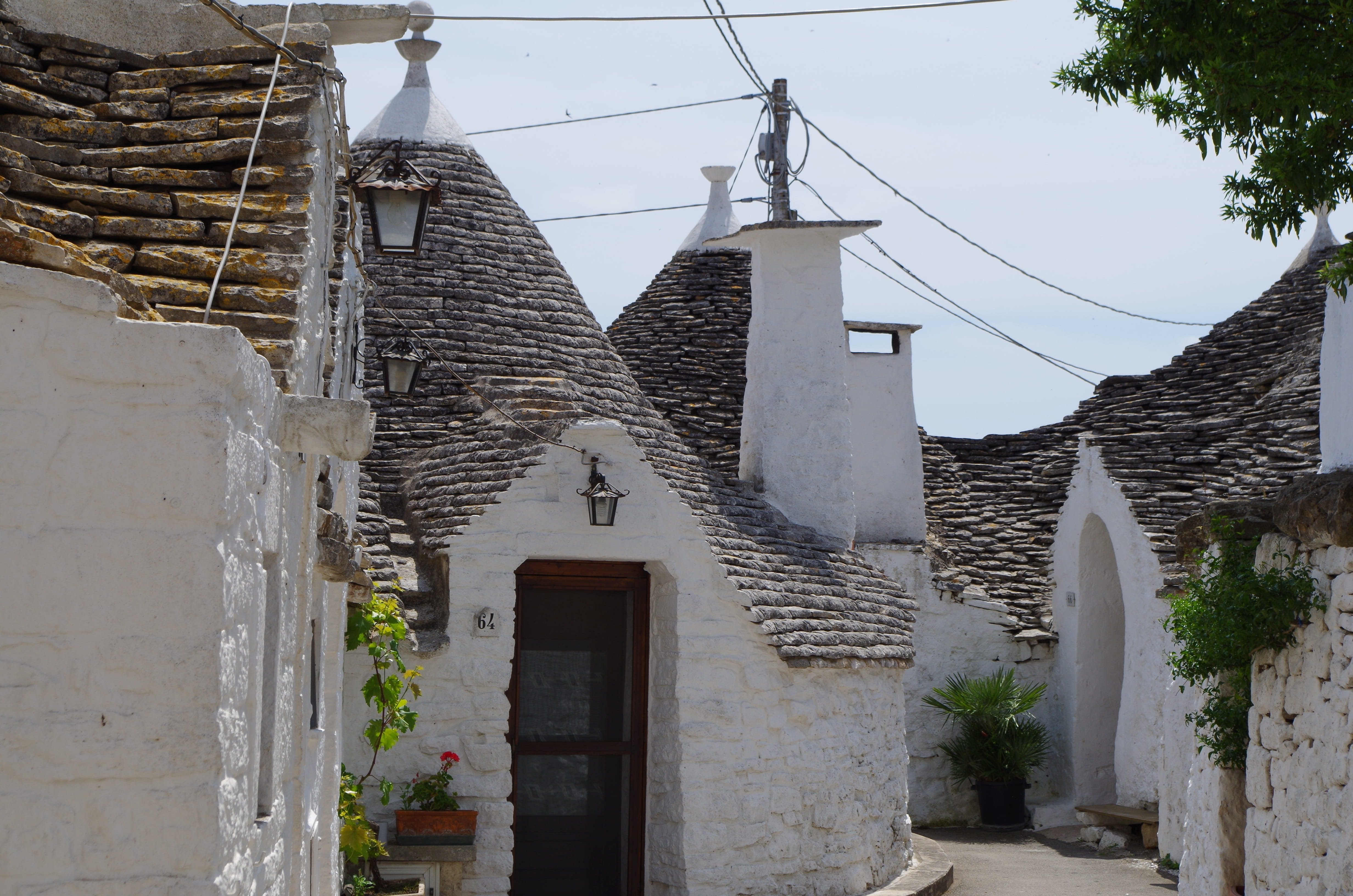 glimpse, low angle view, building exterior, 4K, no people, nature, house, south, Apulia, belief, cable, travel, built Structure, spirituality, day, country, HD Wallpaper