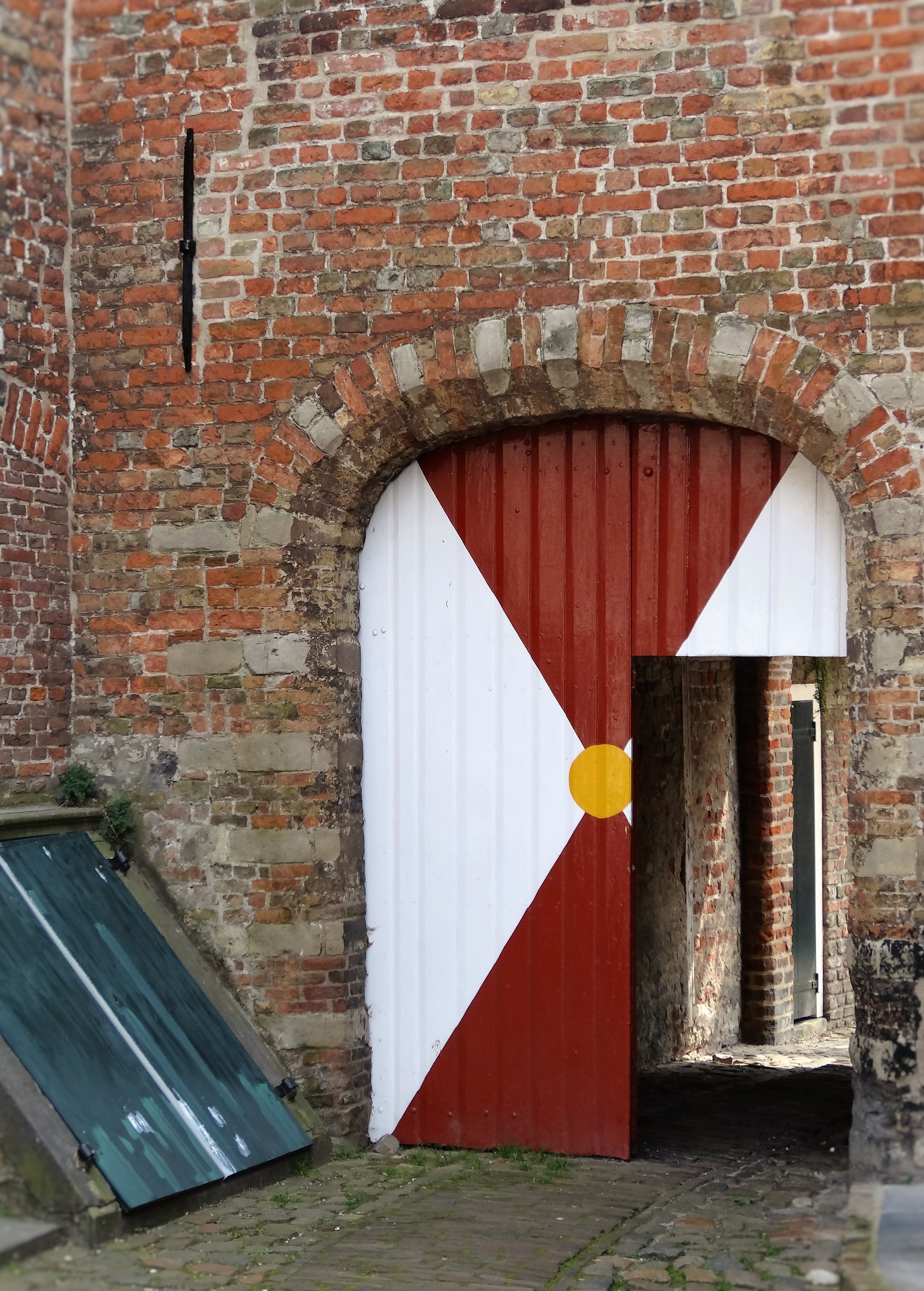 historical, netherlands, cityscape, centre, wall - building feature, garage, outdoors, closed, old town, tourism, monument, touristic, wood - material, Phone HD Wallpaper