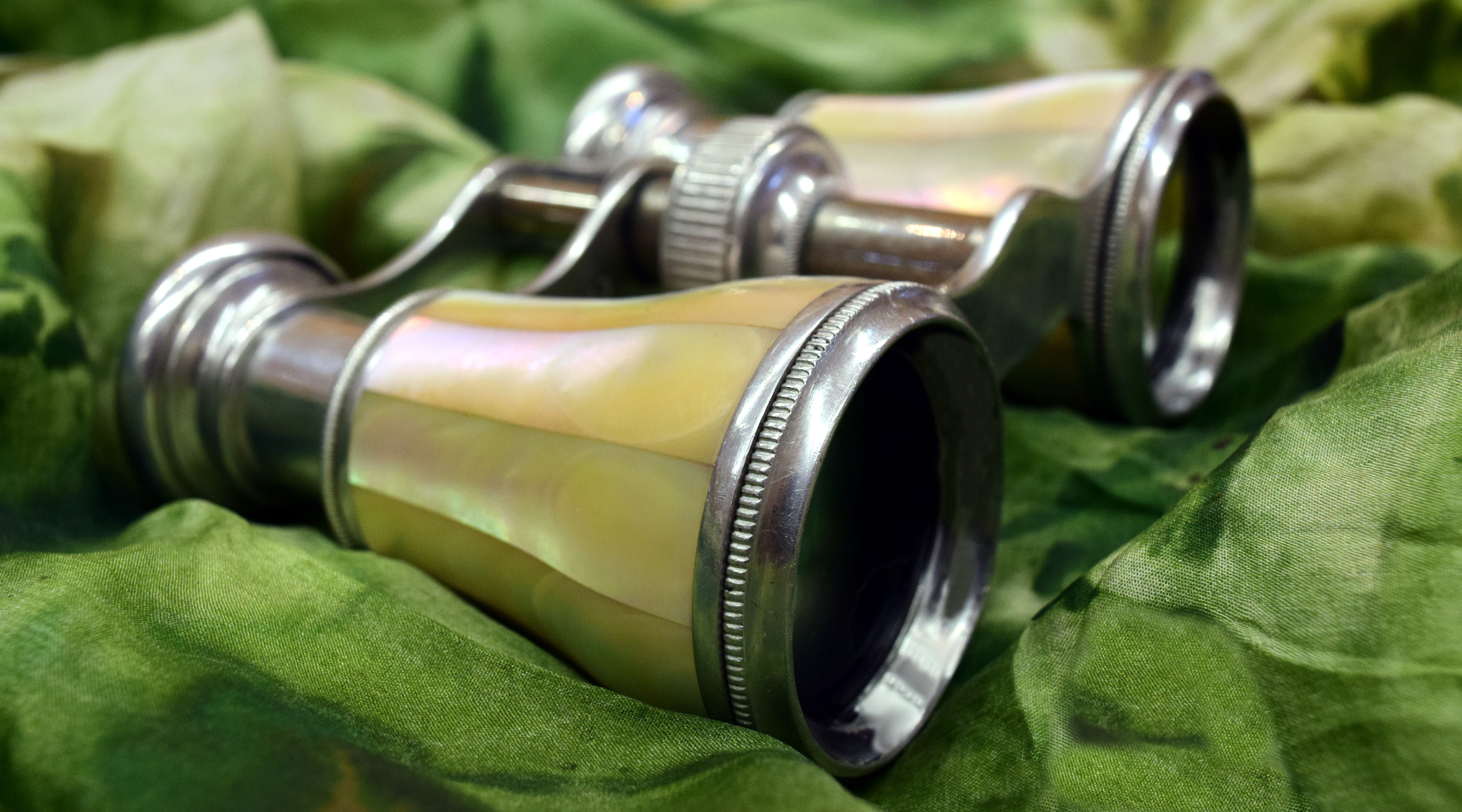 artfully, antique, two objects, close, binoculars, scientific experiment, opera glass, 5K, arts crafts, green color, indoors, single object, sport, people, HD Wallpaper