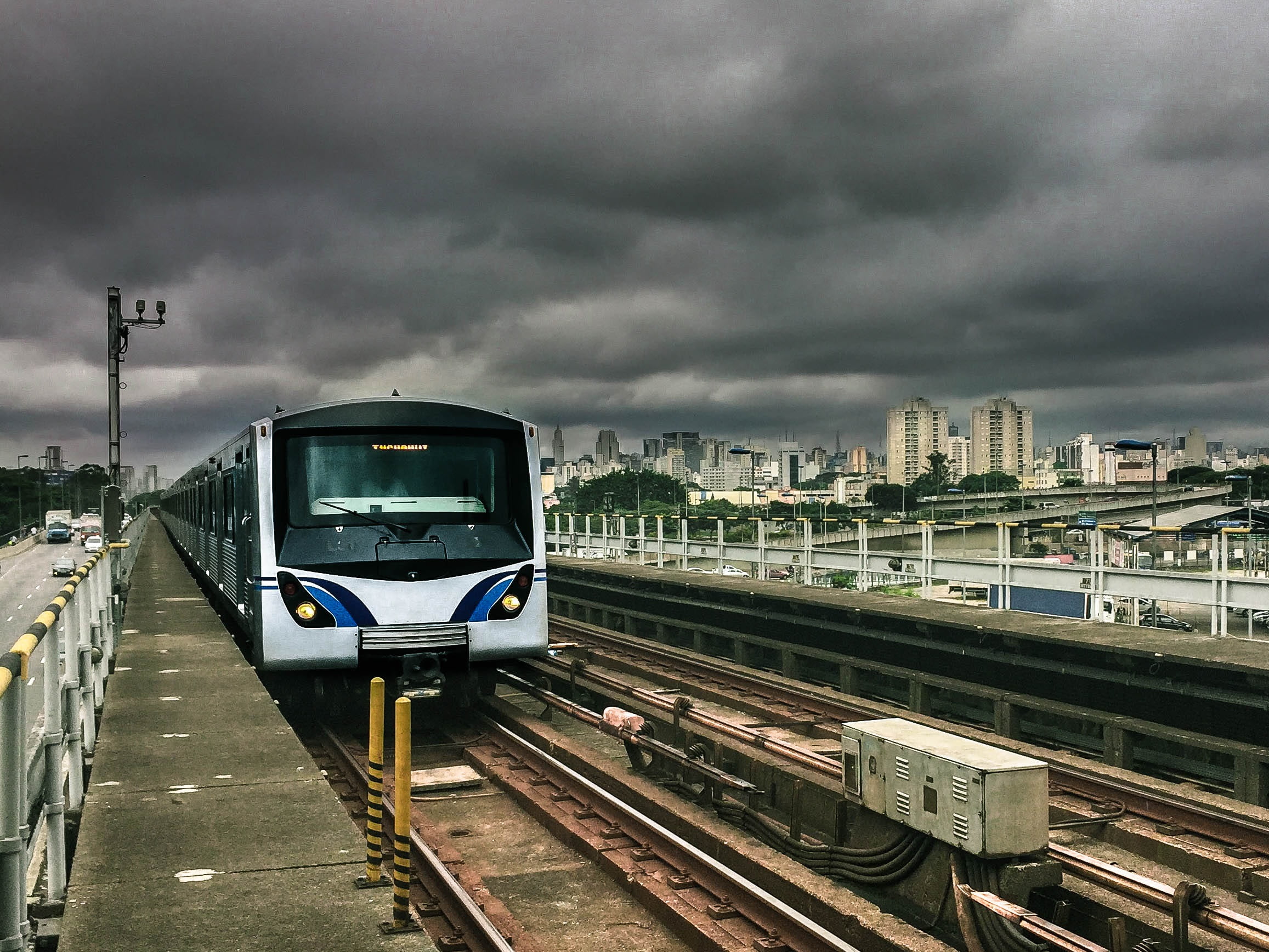 1080P, lifestyle, bridge - man made structure, track, vehicle, office building exterior, cityscape, storm cloud, built structure, railroad track, life, HD Wallpaper