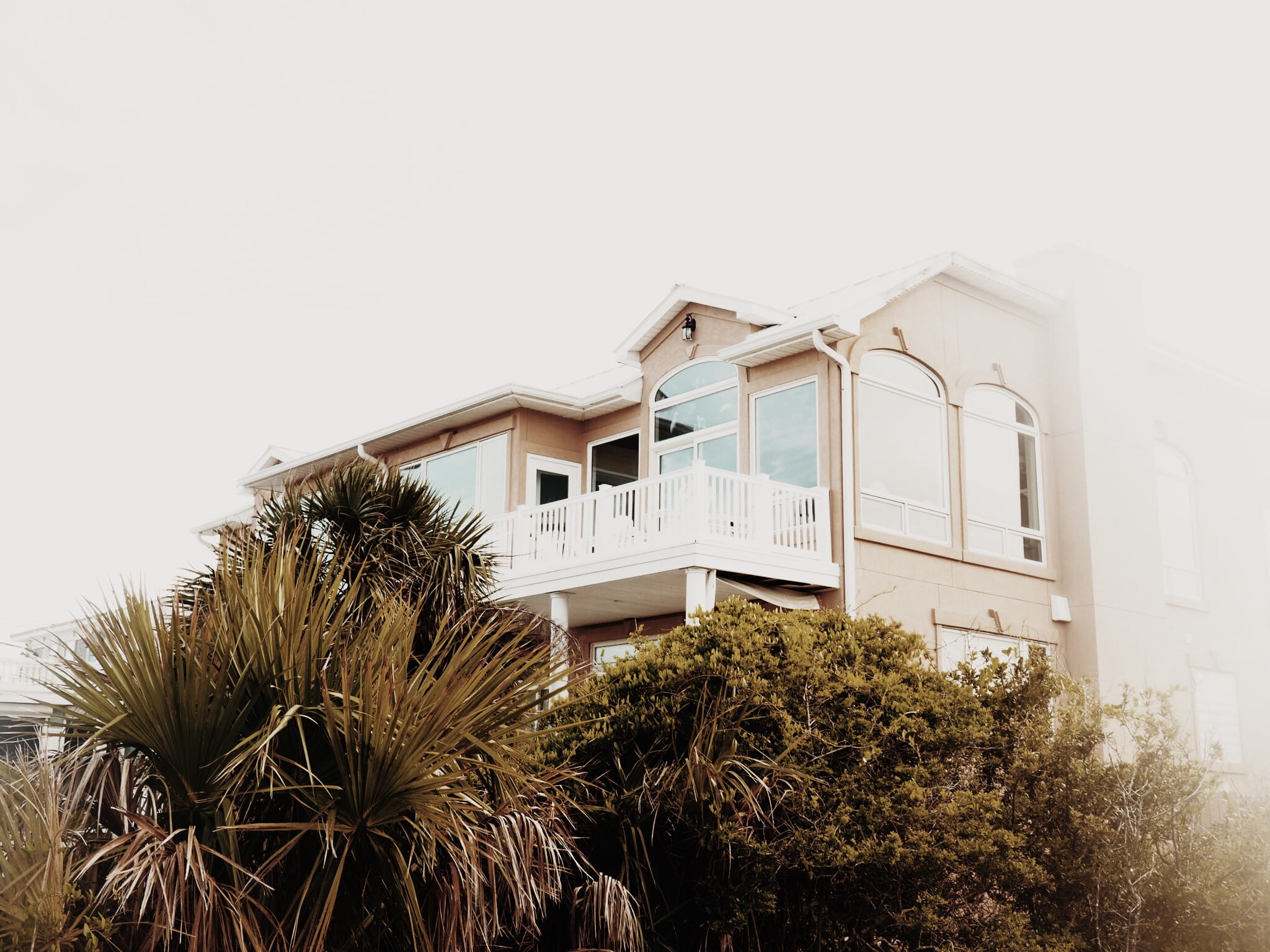beach house, plant, architecture, tropical climate, beach home, peach, nature, tree, built structure, day, outdoors, story, copy space, photography, apartment, HD Wallpaper