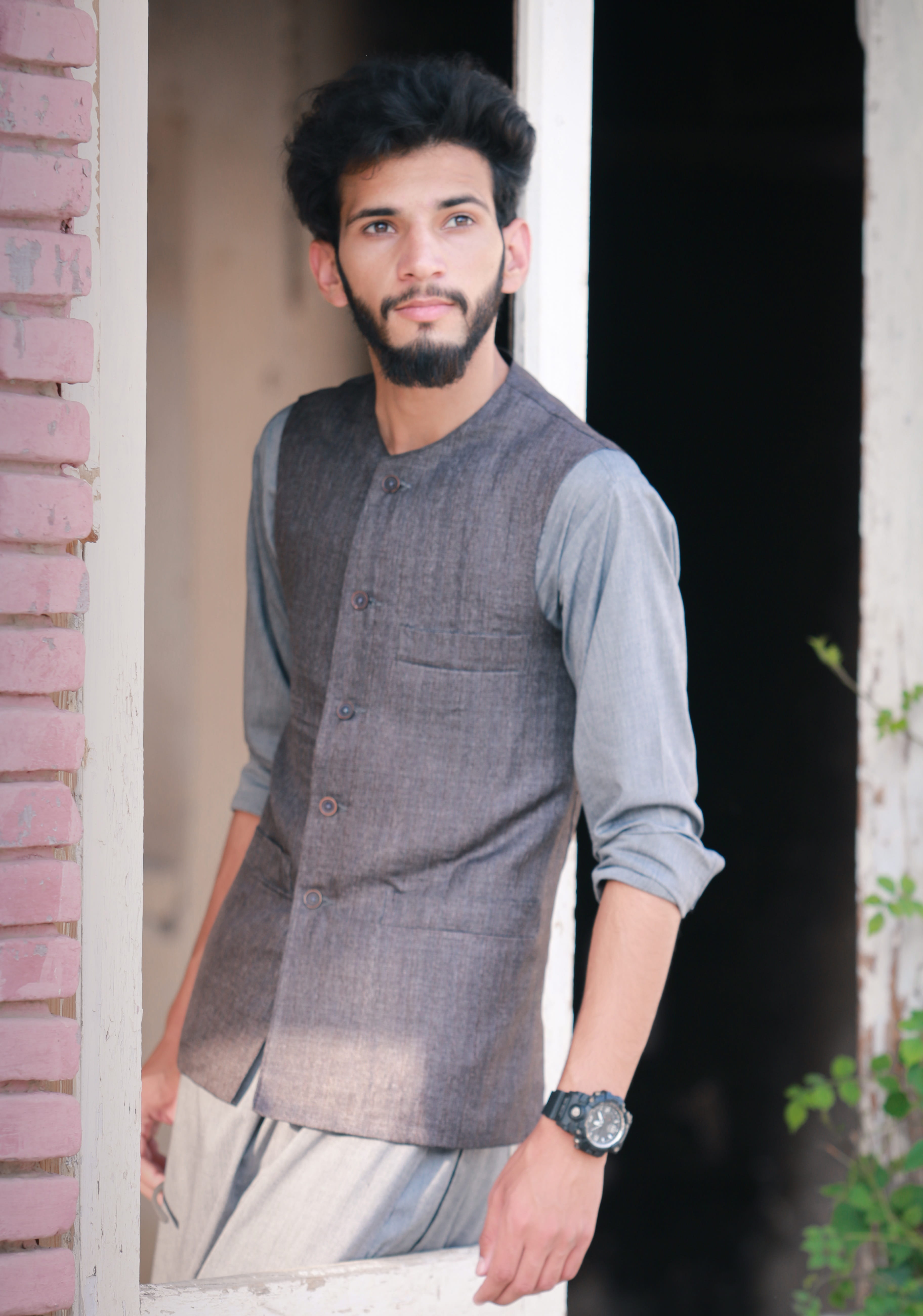 confidence, 5K, man, pakistan, blurry background, real people, casual clothing, model, beautiful people, lifestyle, mans fashion, architecture, waist up, Phone HD Wallpaper