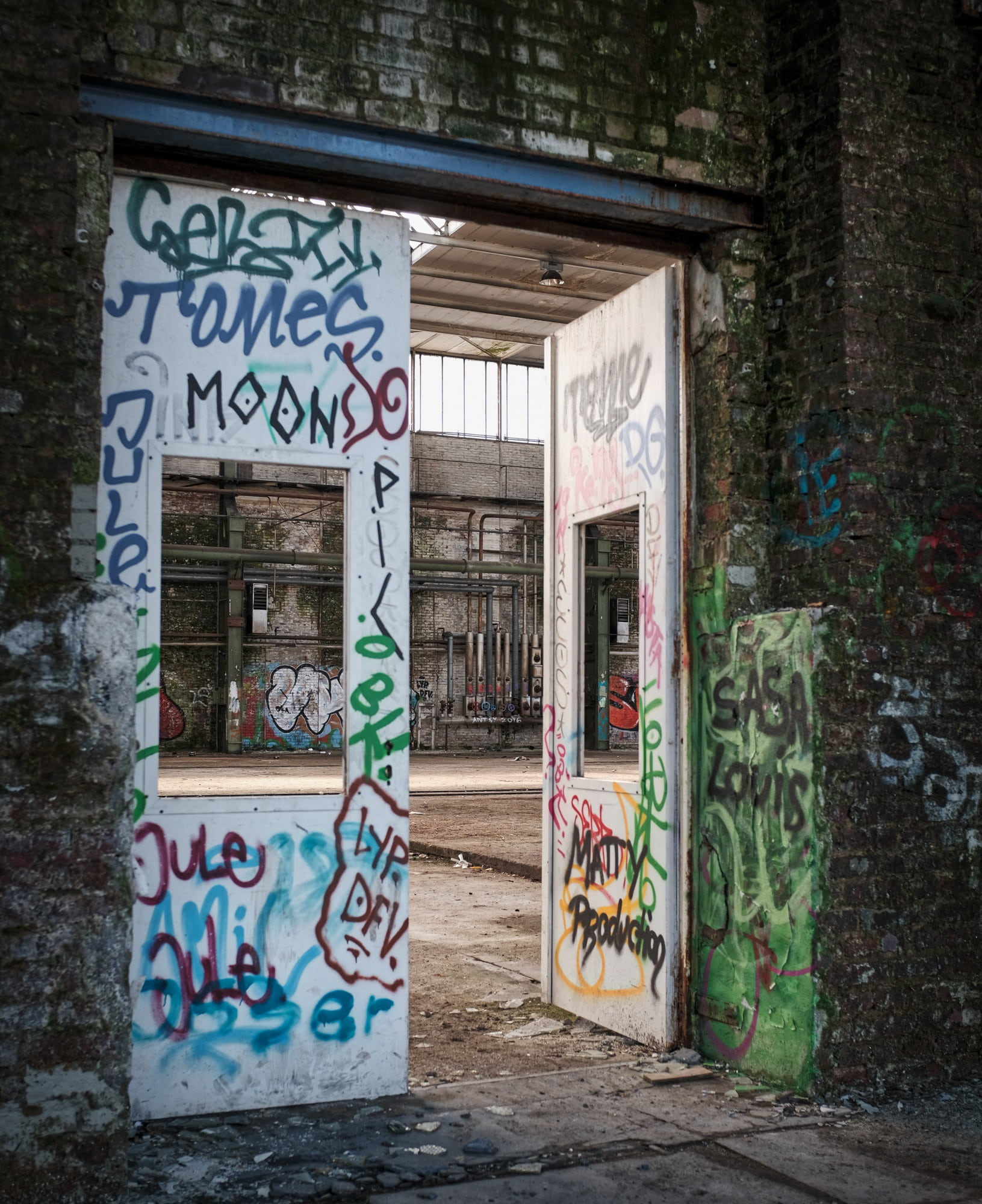 door, outdoors, built structure, entrance, old, rots, western script, industry, brick, wall, day, 1080P, multi colored, street art, graffiti, messy, street, Phone HD Wallpaper
