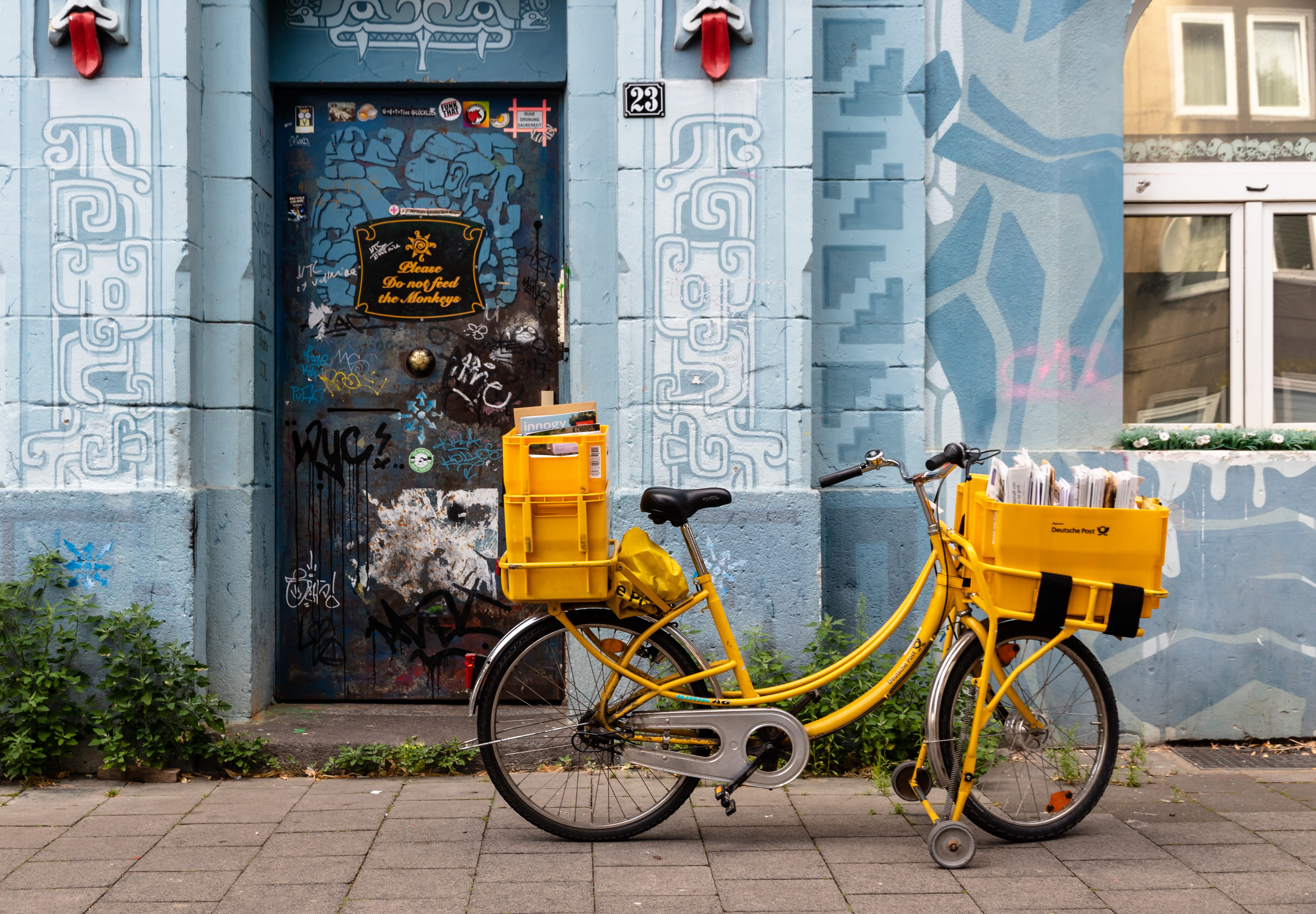 built structure, stationary, grafitti, footpath, communication, no people, day, frescos, house, 5K, sign, colorful, building exterior, building, mode of transportation, HD Wallpaper