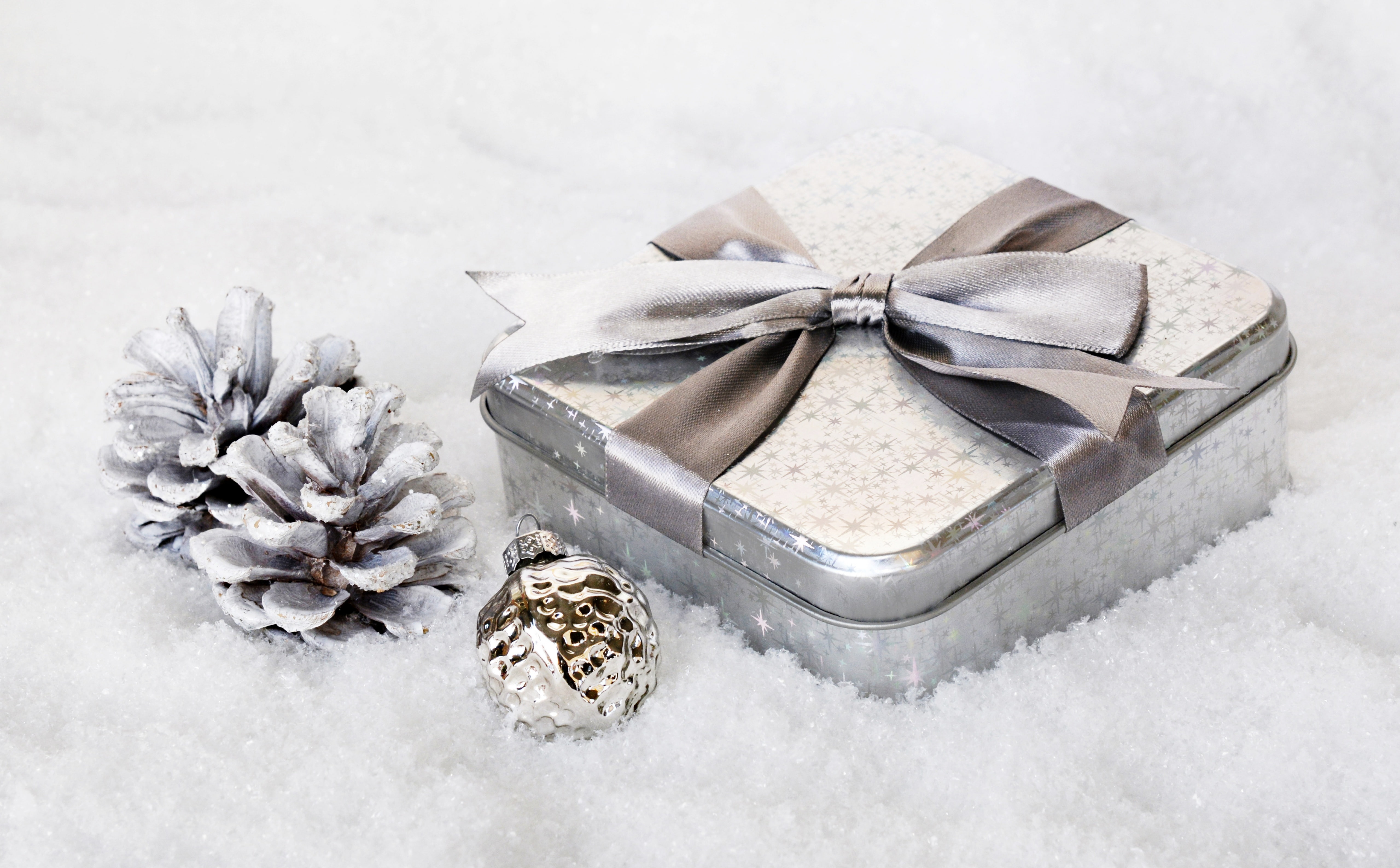 giveaway, White, Xmas, christmasdecorations, celebration, 5K, luxury, cold temperature, tied bow, merry, advent, Silver, Gift, container, ribbon - sewing item, HD Wallpaper