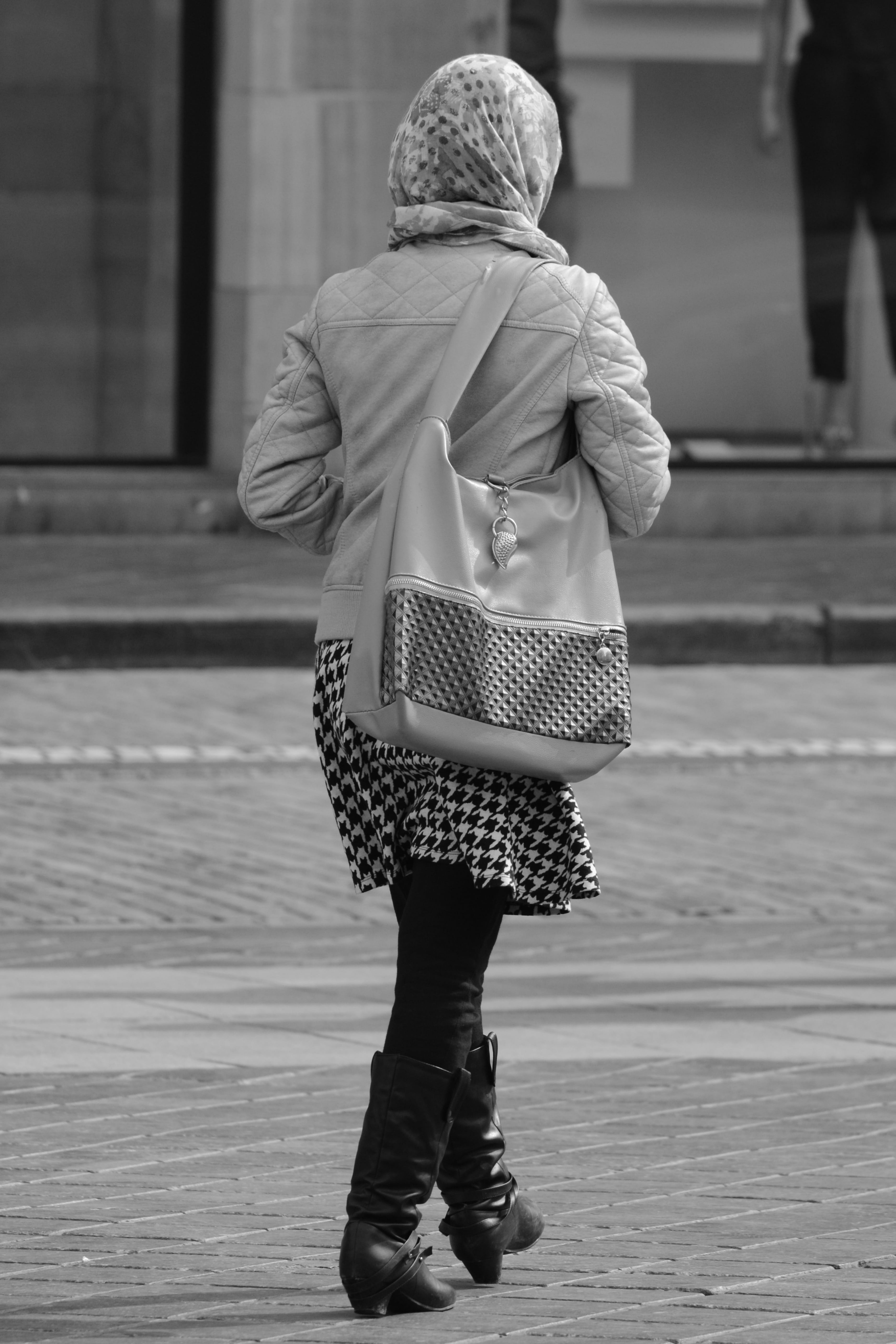 focus on foreground, street, outdoors, adult, one person, rear view, casual clothing, clothing, standing, woman, 5K, faith, kerchief, footpath, females, Phone HD Wallpaper