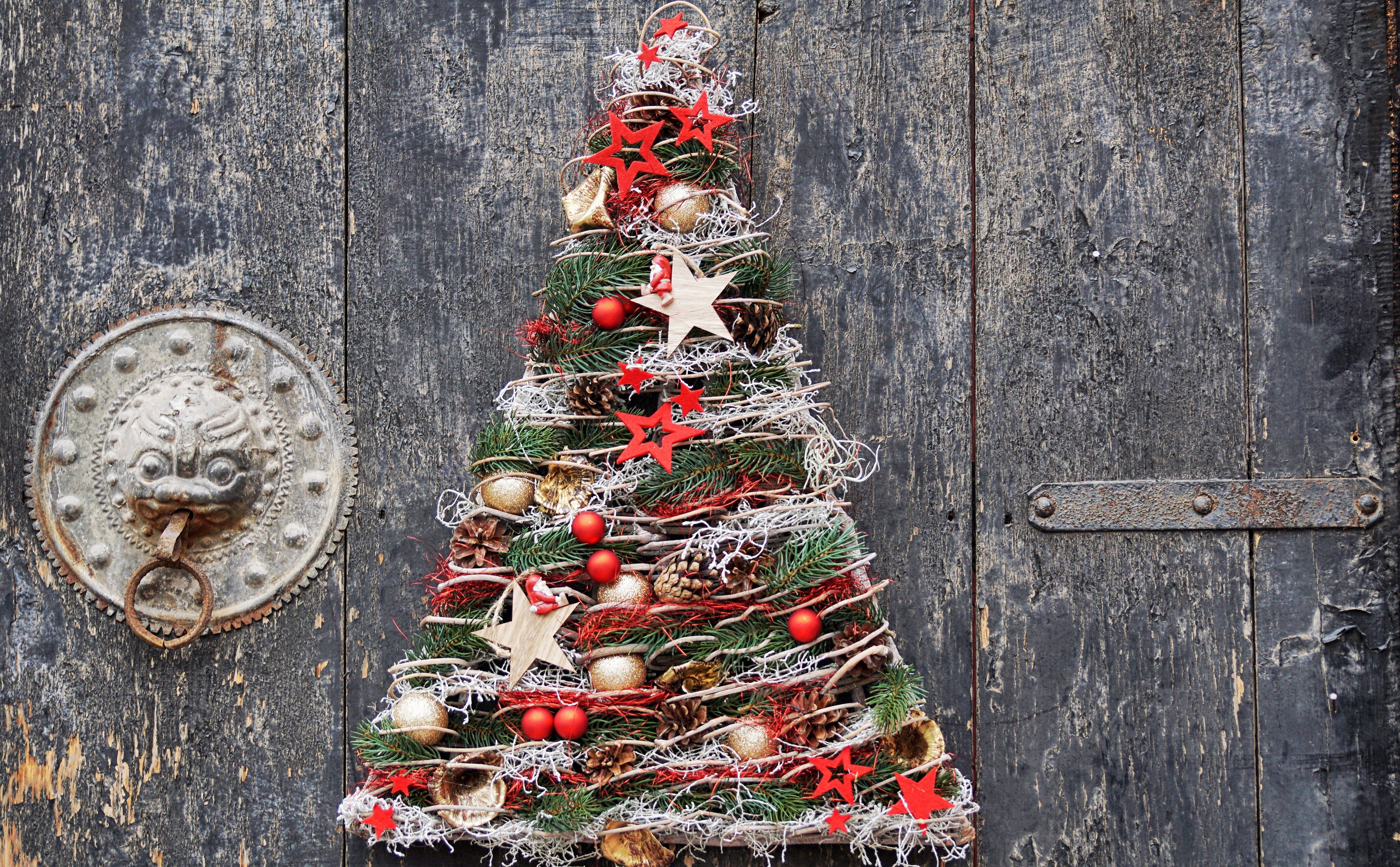 christmasdecorations, christmas tree, creativity, wood - material, Wooden, multi colored, merry, celebration, hd, olddoor, Christmas, close-up, HD Wallpaper