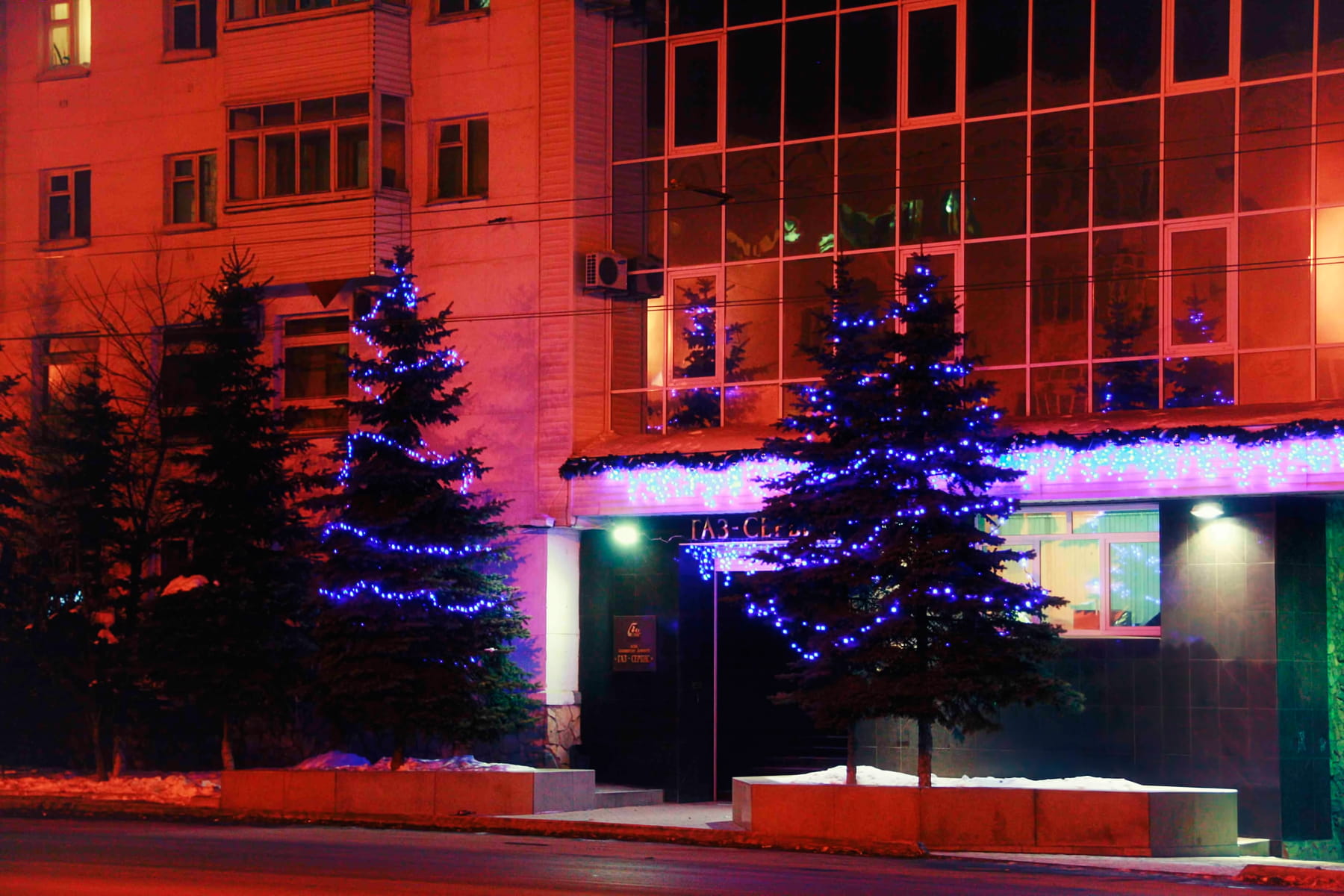 light, tree, outdoors, red, decoration, year, pine, building, 720P, ufa, christmas, holiday, trees, plant, outdoor, building exterior, christmas tree, HD Wallpaper