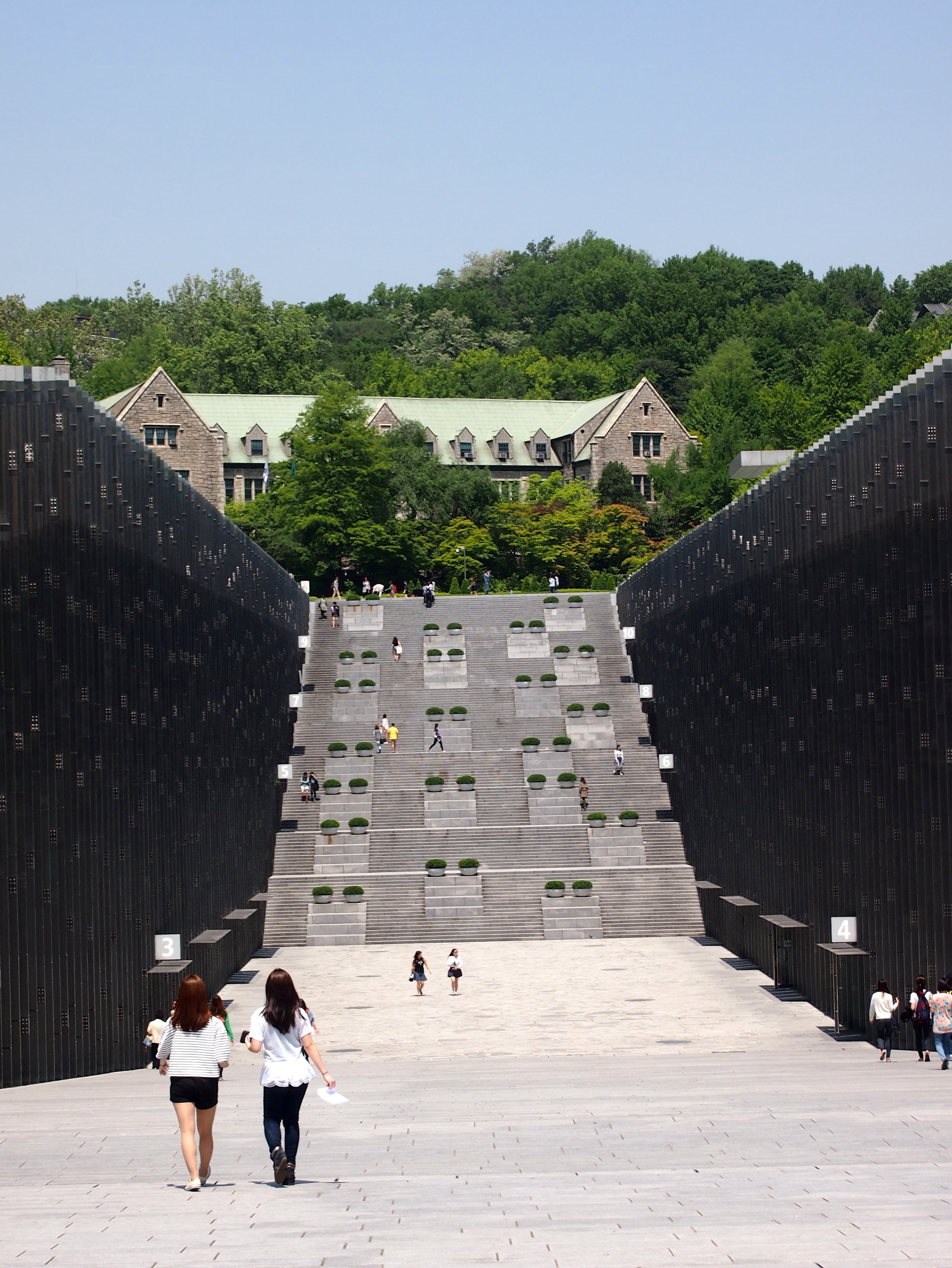 walking, architecture, building, 2K, built structure, korea, plant, ewha womans university, students, city, full length, real people, girls, women, building exterior, Phone HD Wallpaper