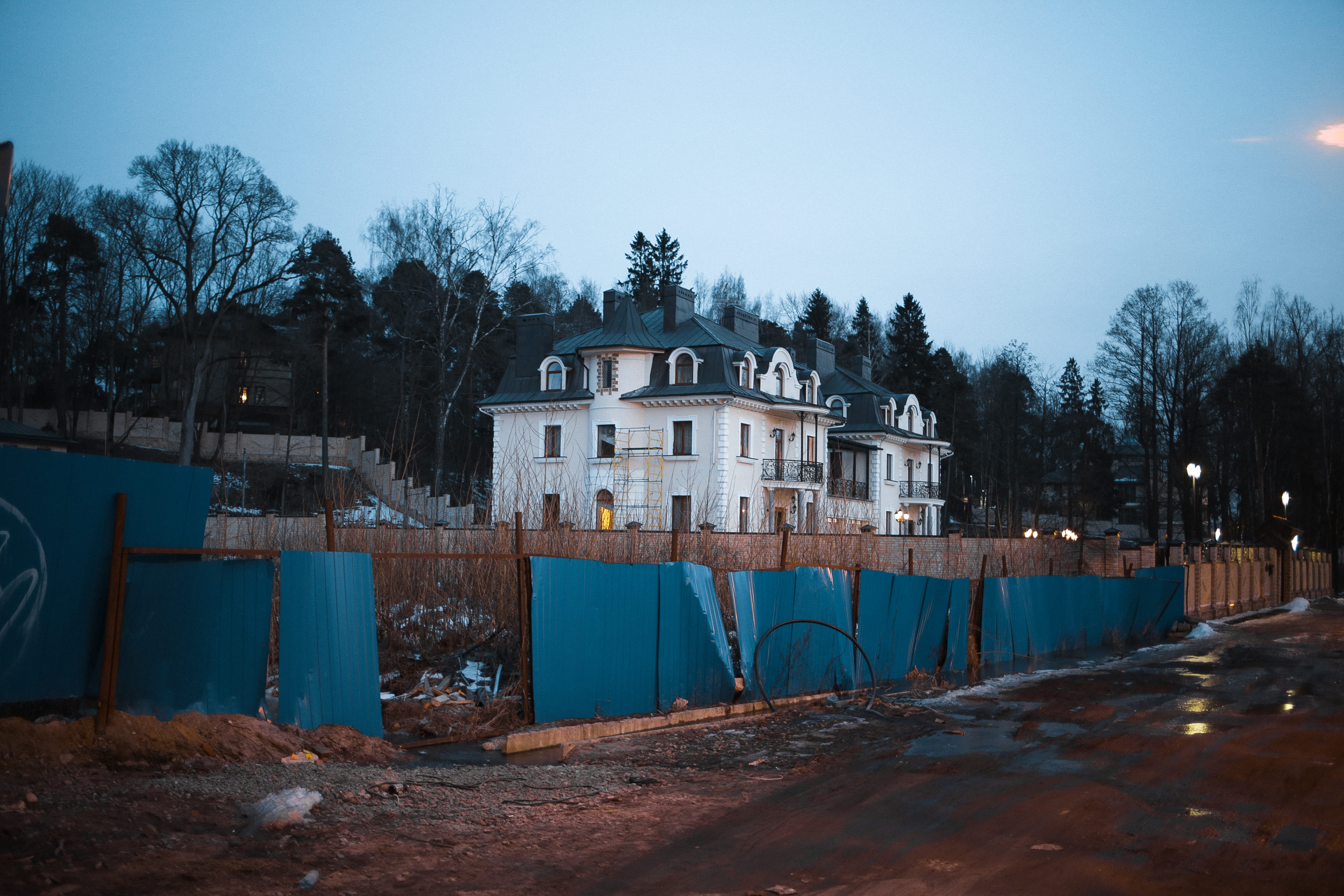 mansion, rich, city, 5K, shuvalovo, no people, night, the way forward, house, built structure, tree, wealth, outdoors, folly, garbage, russia, direction, HD Wallpaper