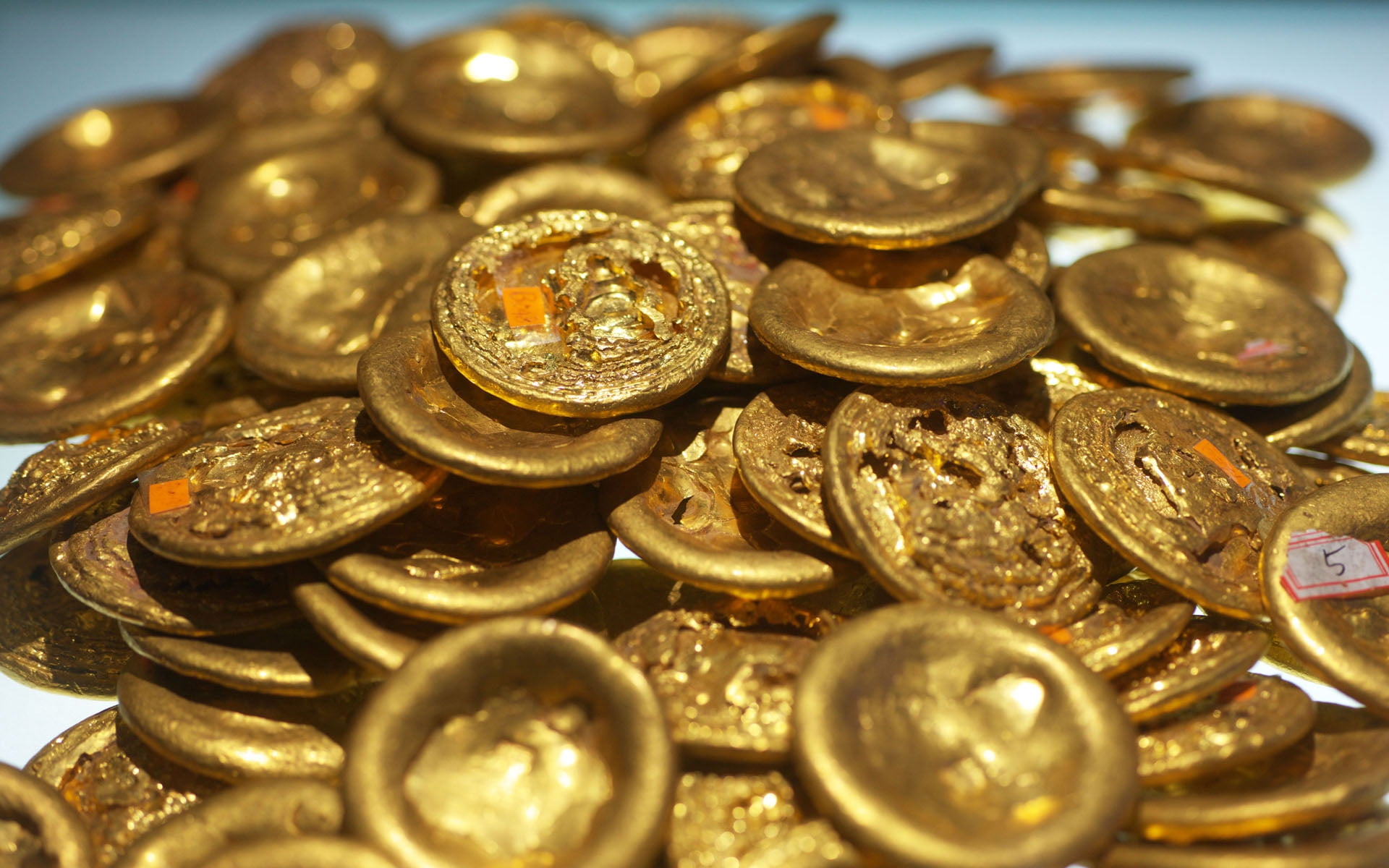 close-up, 1080P, selective focus, round, luxury, wealth, backgrounds, many, coins, abundance, high angle view, finance, savings, lot, large group of objects, HD Wallpaper