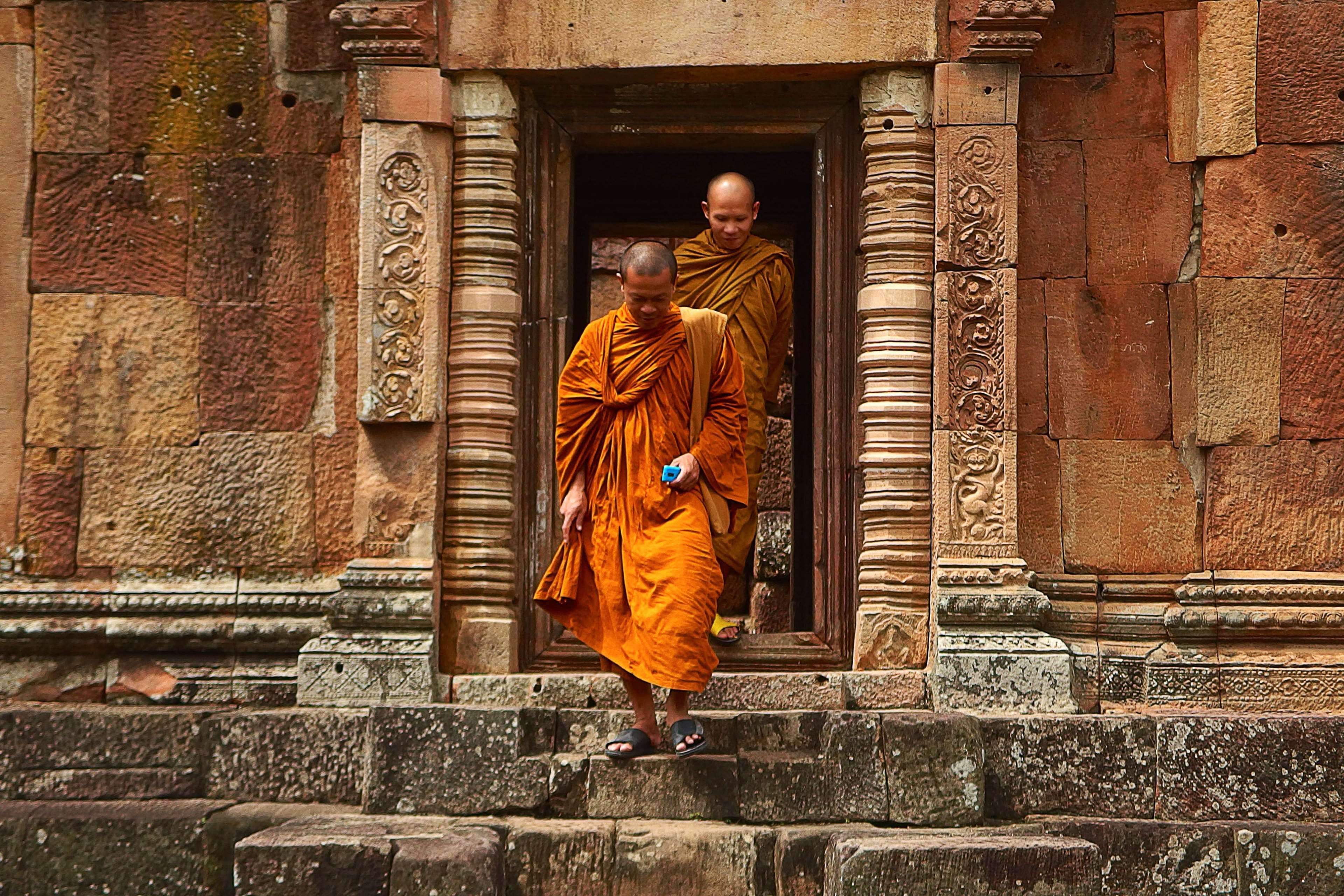 staircase, built structure, 4K, sculpture, people, day, buddha, culture, monastery, ancient, travel, adult, walking, outdoors, buddhism, building exterior, HD Wallpaper