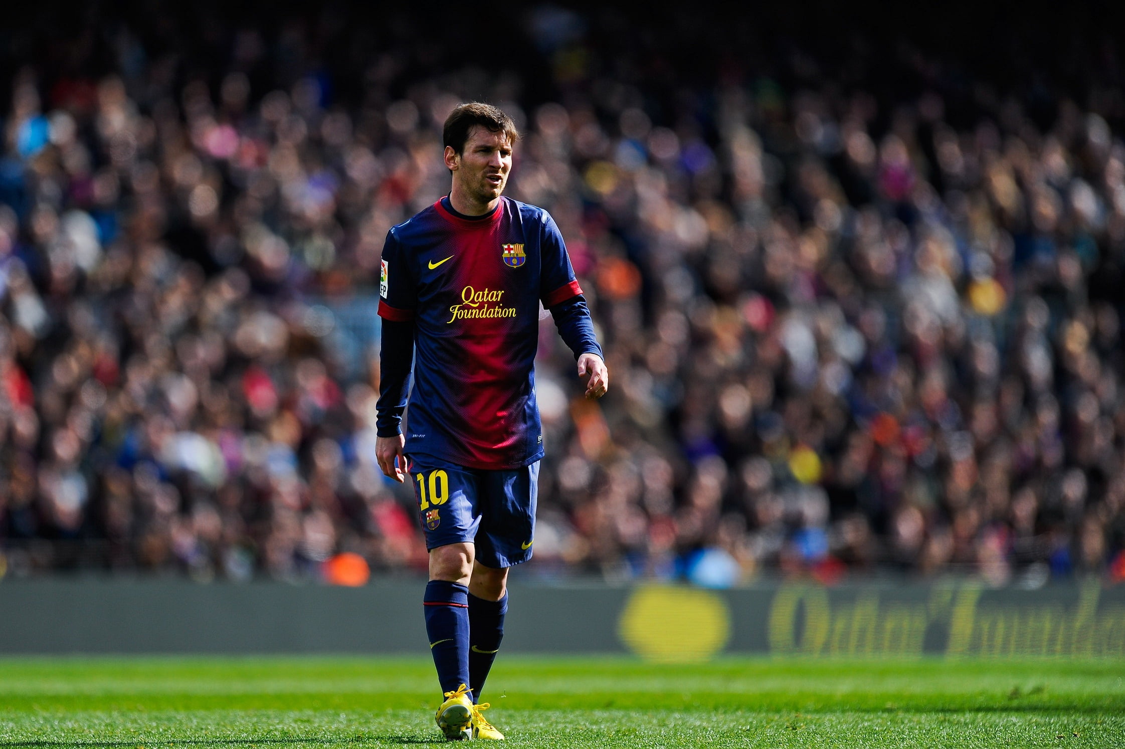 incidental people, sports uniform, sports clothing, Barcelona, Football, one person, sports equipment, soccer player, Sport, team sport, running, red, focus on foreground, HD Wallpaper