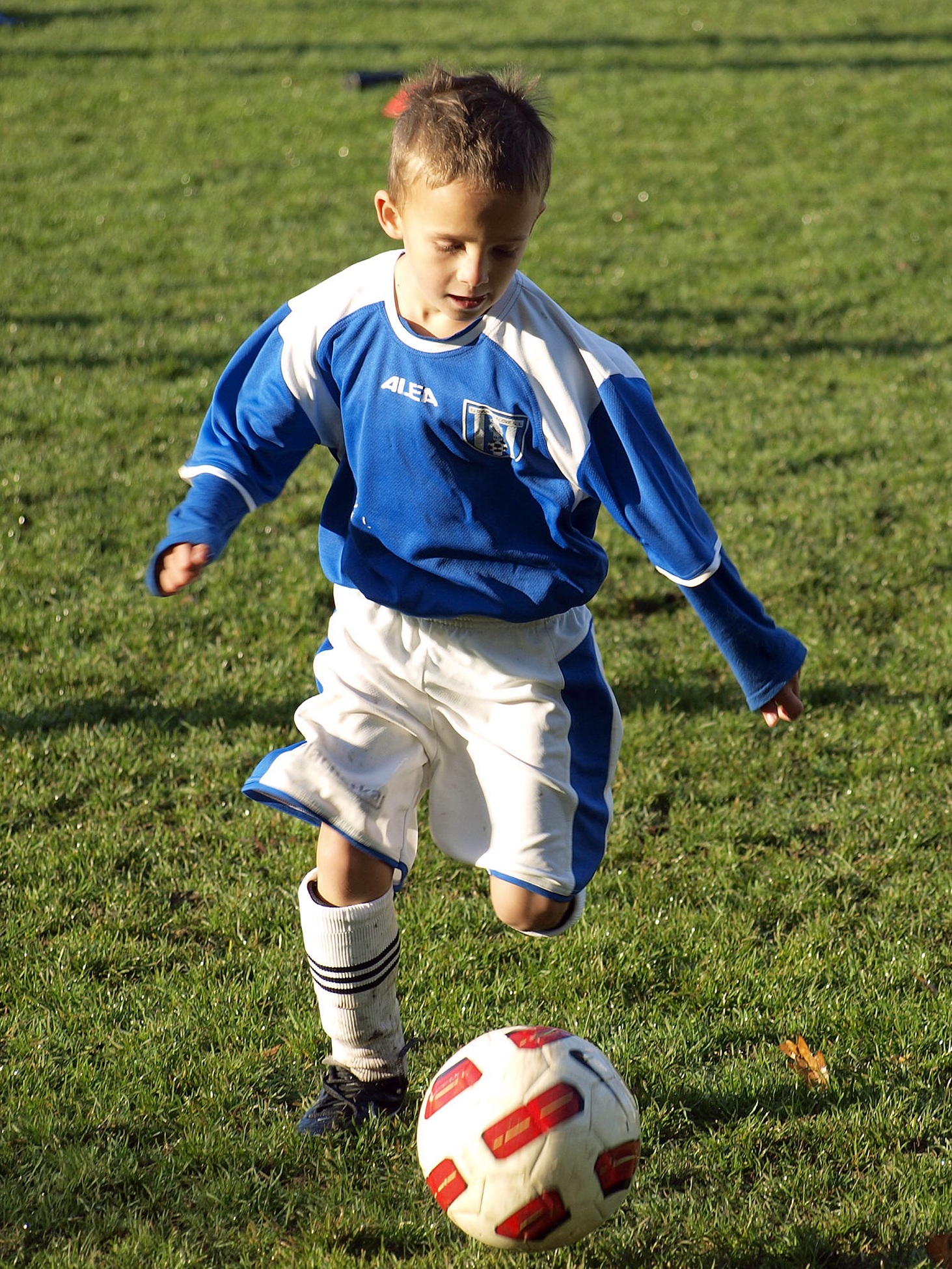 innocence, ball, full length, match, 1080P, men, outdoors, males, day, blue, childhood, boys, player, footballer, boy, sport, attack, dribbling, team sport, Phone HD Wallpaper