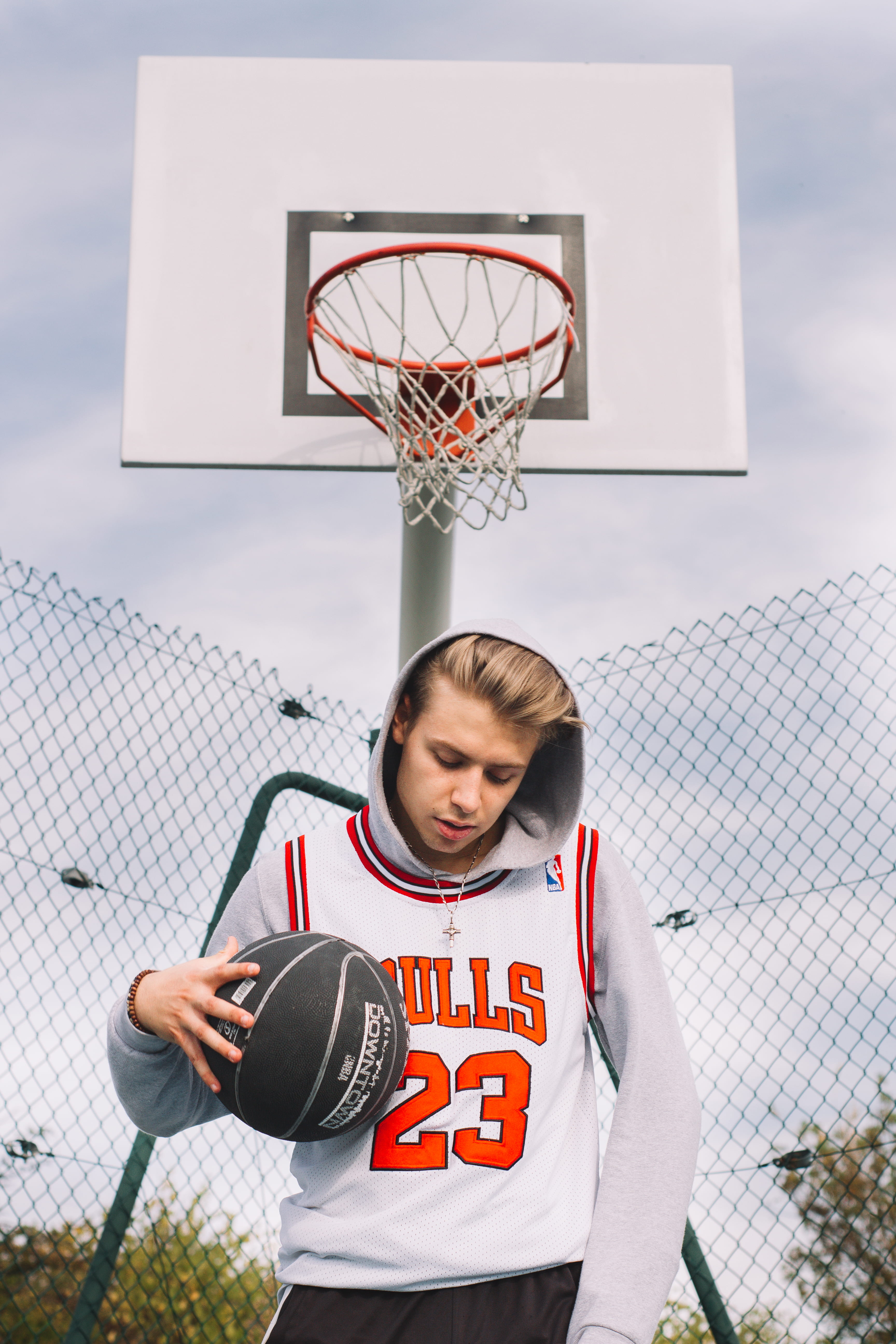 lifestyles, clothing, basketball uniform, sky, sport, basketball hoop, net - sports equipment, basket, basketball, standing, fence, day, man, one person, Phone HD Wallpaper