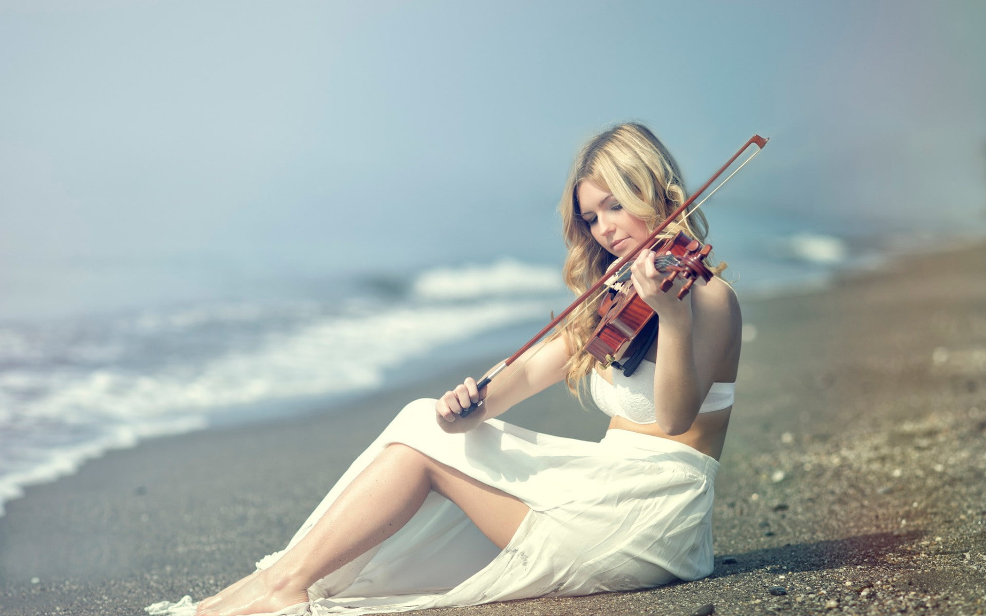women outdoors, violin, playing, women, 1080P, depth of field, barefoot, long hair, sea, Kery Rut Garcia, bare shoulders, musician, waves, blonde, sand, HD Wallpaper