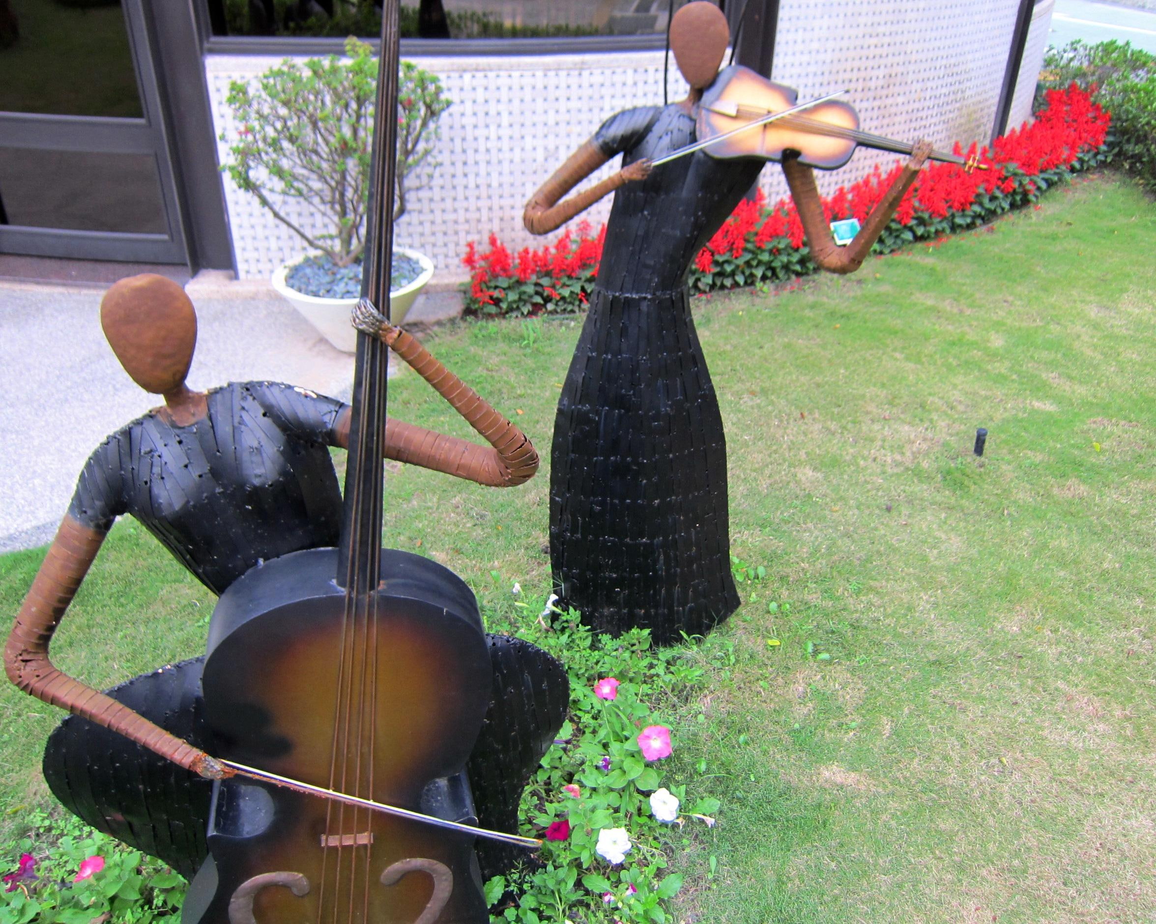 statue, meadow, music statue, 1080P, violinist, music, cellist, nature and landscapes, hot spring hotel, HD Wallpaper