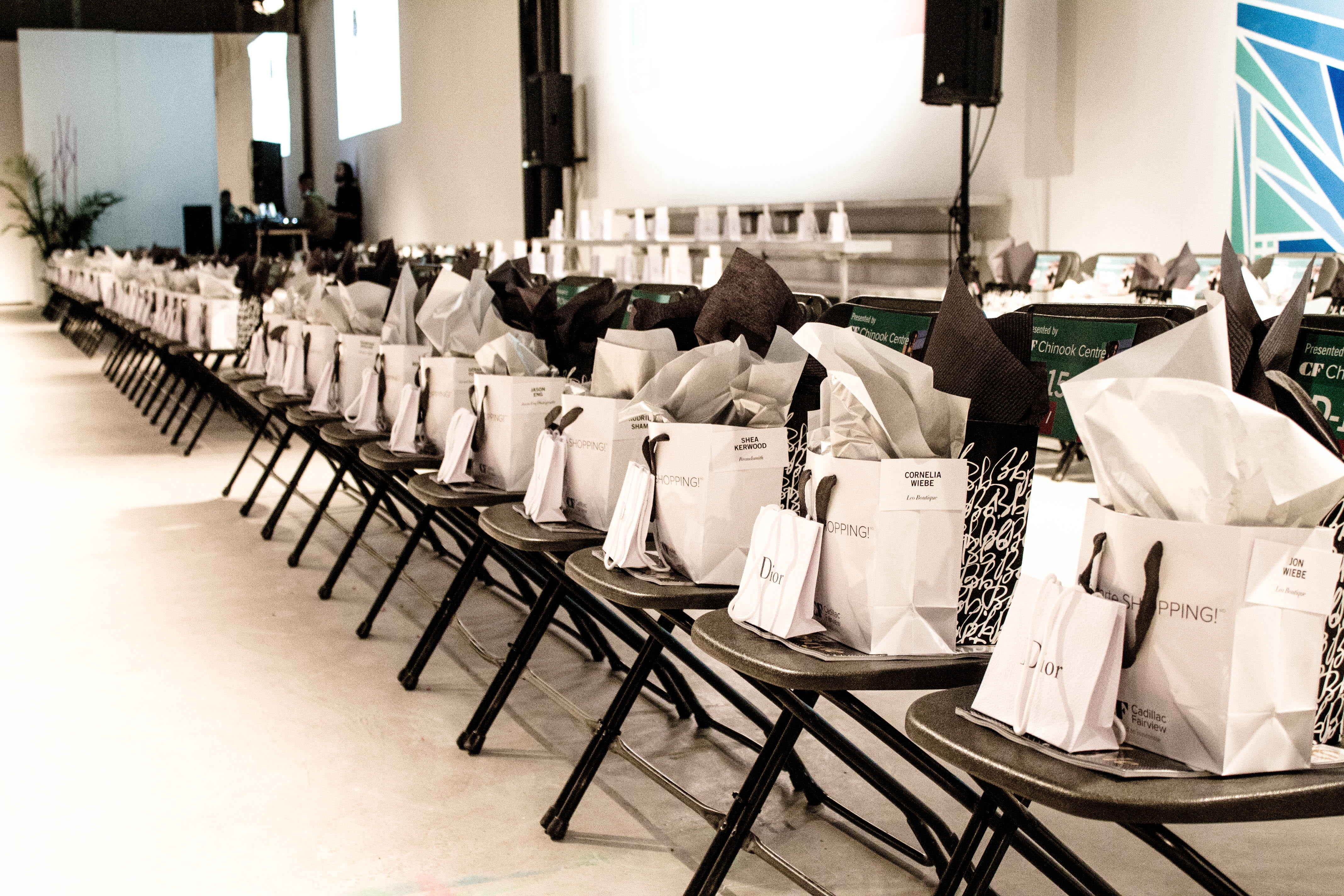 runway, order, indoors, table, large group of objects, chair, work, model, arrangement, fashion designer, relaxation, studio, makeup, restaurant, white, HD Wallpaper