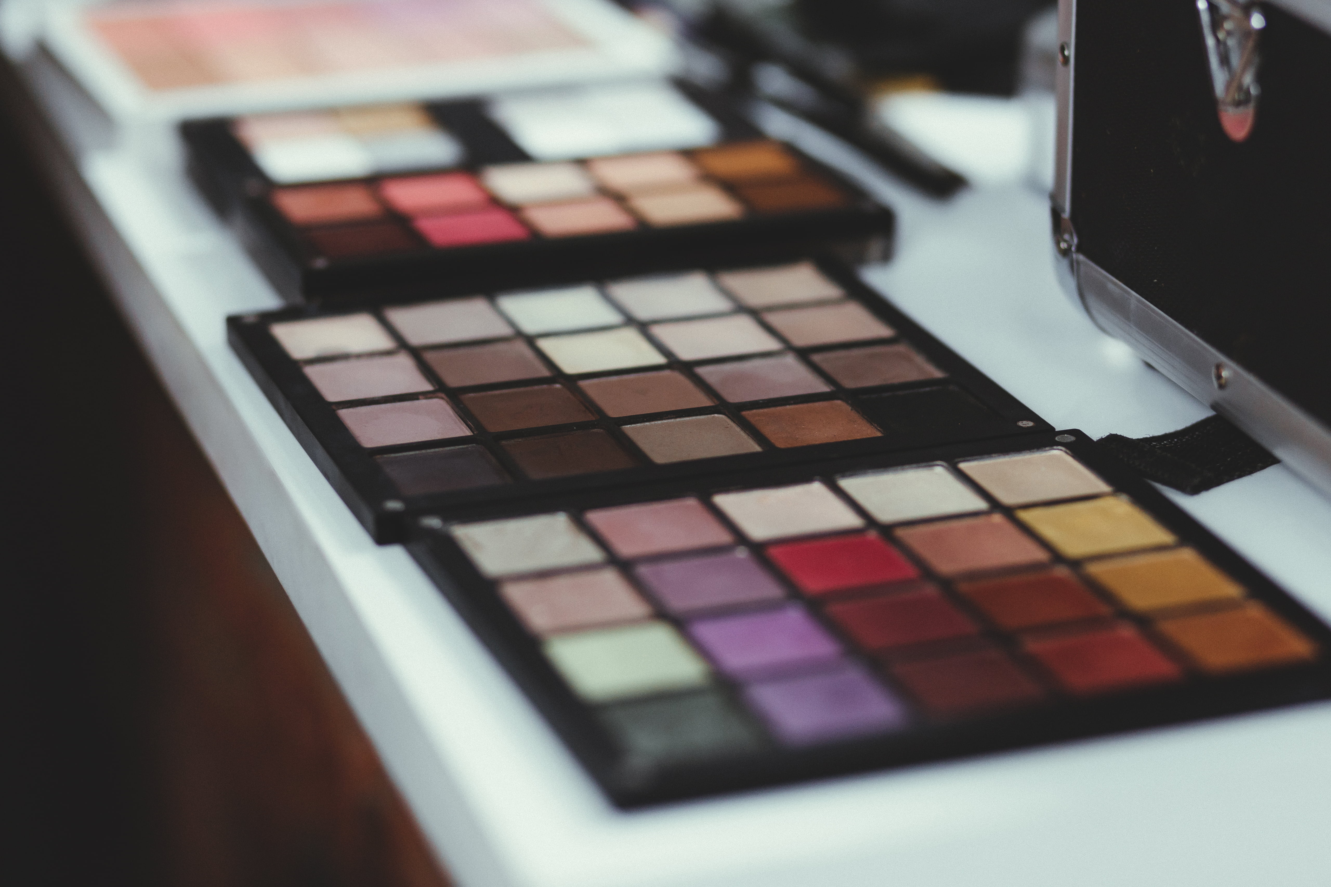 eyeshadow, finance, no people, white, powder Compact, close-up, technology, black, colorful, palette, variation, 5K, printing out, table, choice, arts culture and entertainment, HD Wallpaper