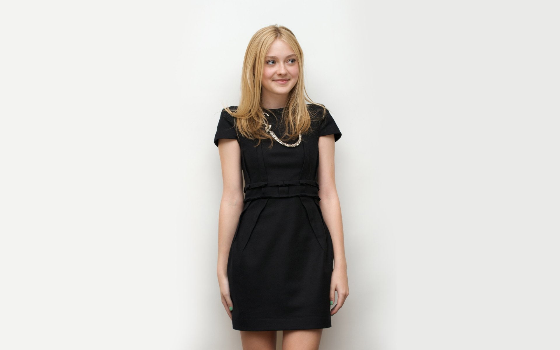 young adult, indoors, Actress, studio shot, Dakota Fanning, beauty, black color, portrait, blond hair, hair, fashion show, three quarter length, dress, HD Wallpaper