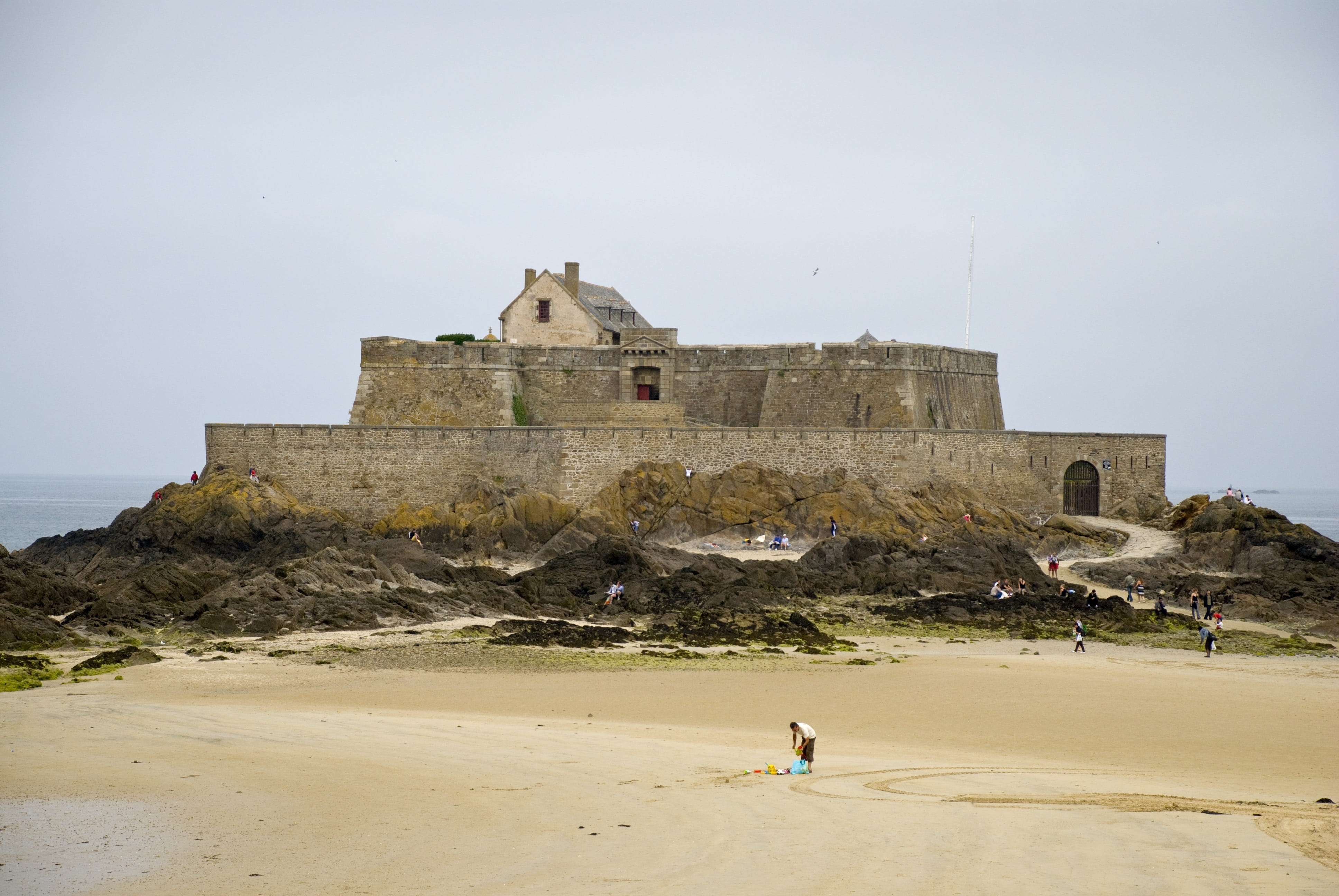 travel, castle, 4K, nature, building, outdoors, architecture, day, Brittany, english channel, incidental people, one person, flag, water, fortification, HD Wallpaper