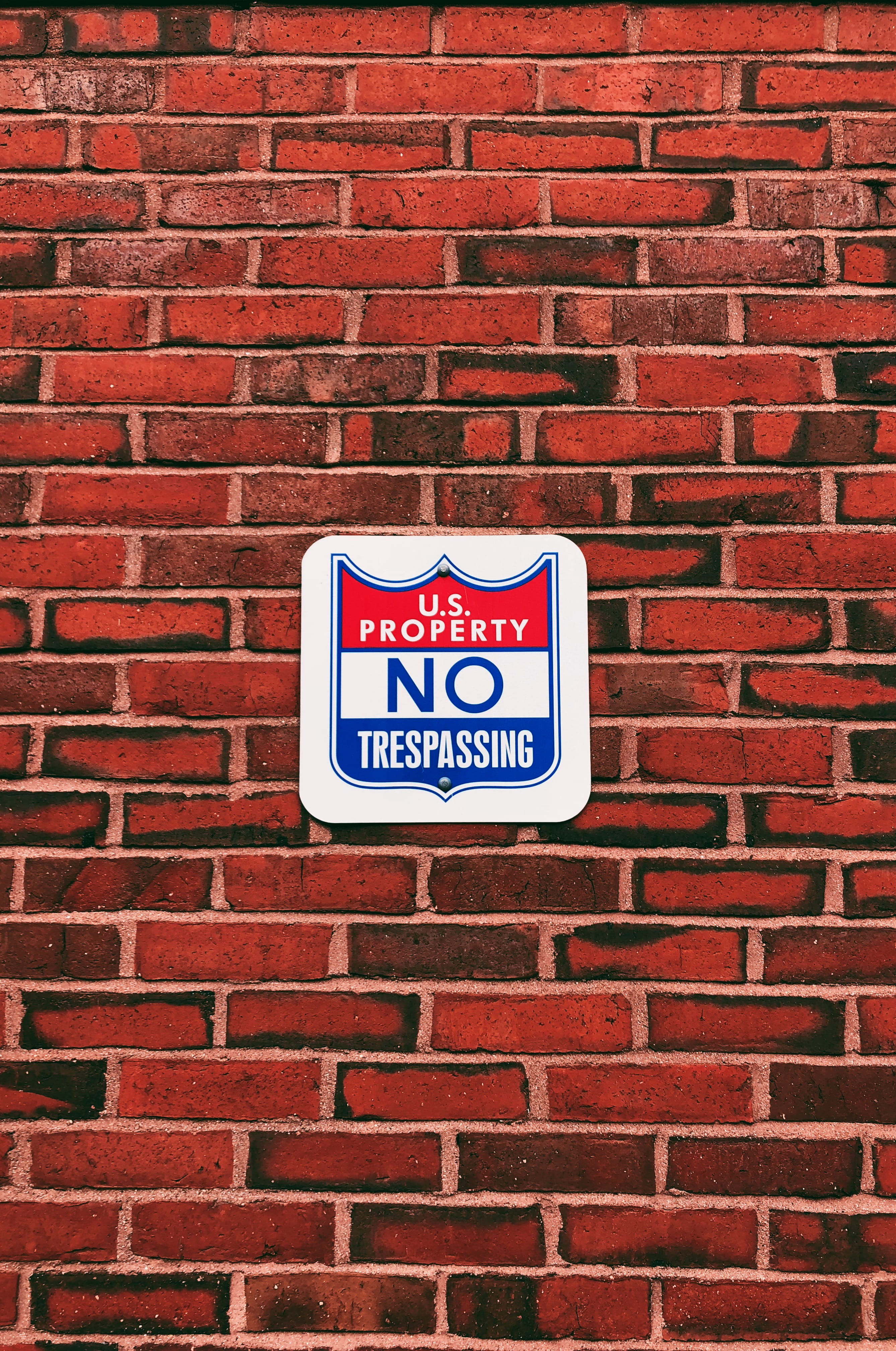 private, information sign, stone wall, wall - building feature, rug, brick wall, 4K, western script, signage, trespassing, no people, red, us property, Phone HD Wallpaper