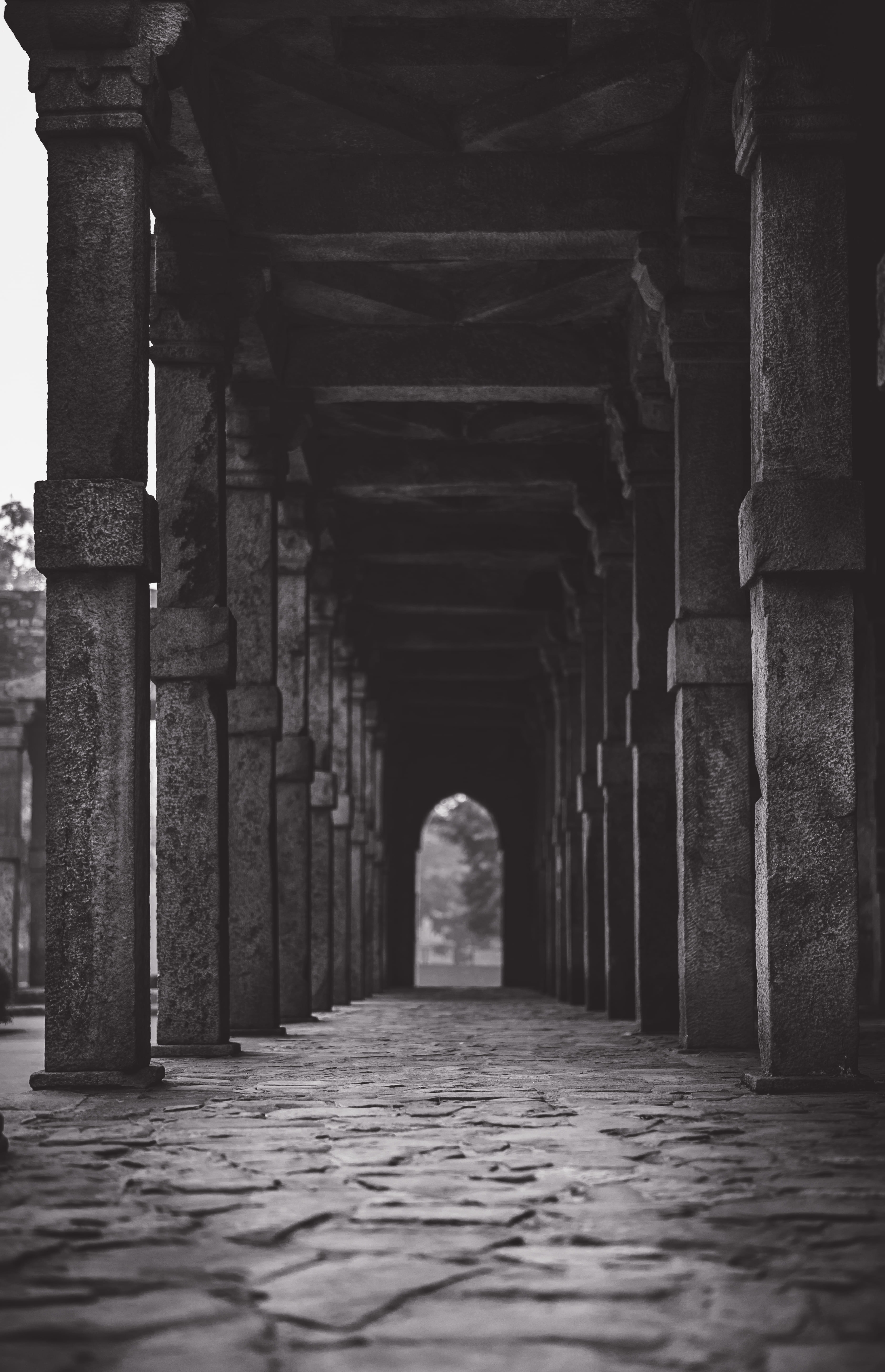 aisle, sidewalk, building, arcade, no people, indoors, colonnade, empty, flagstone, black and white, the way forward, architecture, travel, day, place of worship, Phone HD Wallpaper