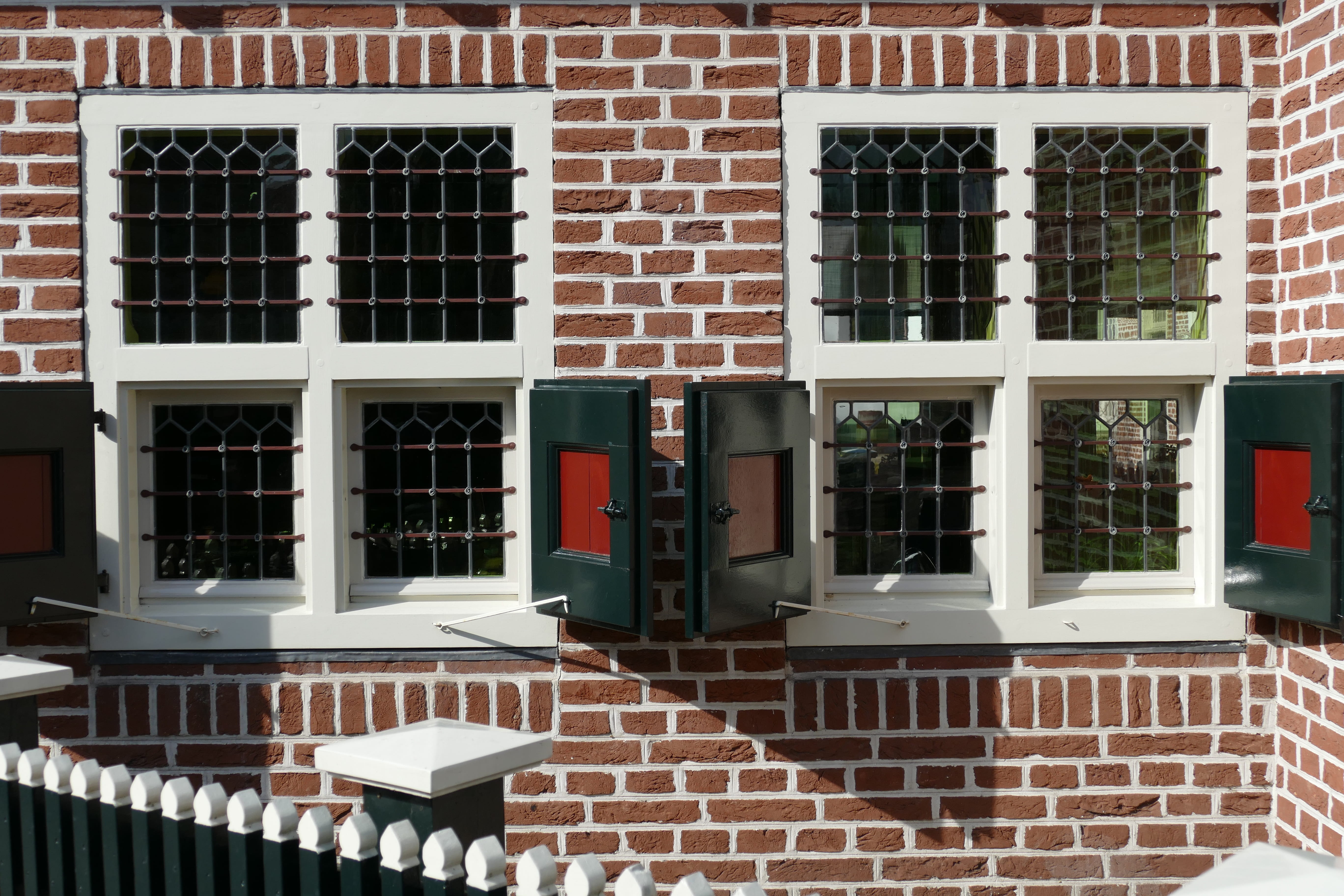 architecture, bourtange, outdoors, no people, glass - material, sunlight, day, wall, shadow, built structure, brick wall, white color, red, 5K, table, HD Wallpaper