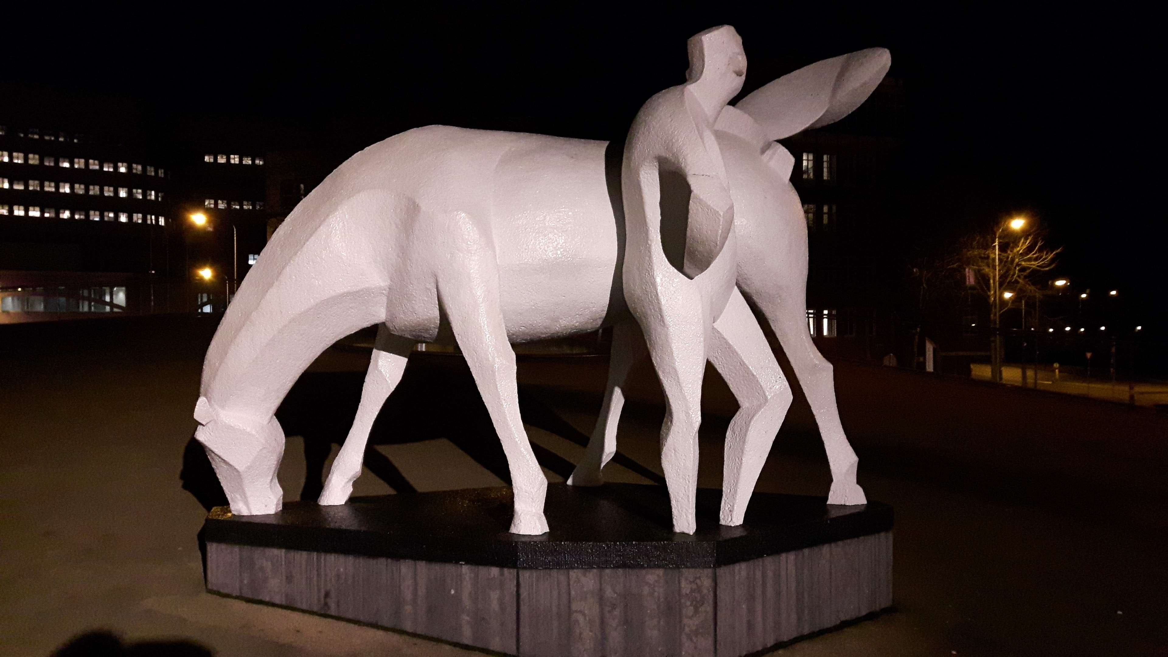 sculpture, mammal, white color, travel destinations, no people, city, luxury, ome loeks, art and craft, animal themes, station, peerd, night, 4K, representation, HD Wallpaper