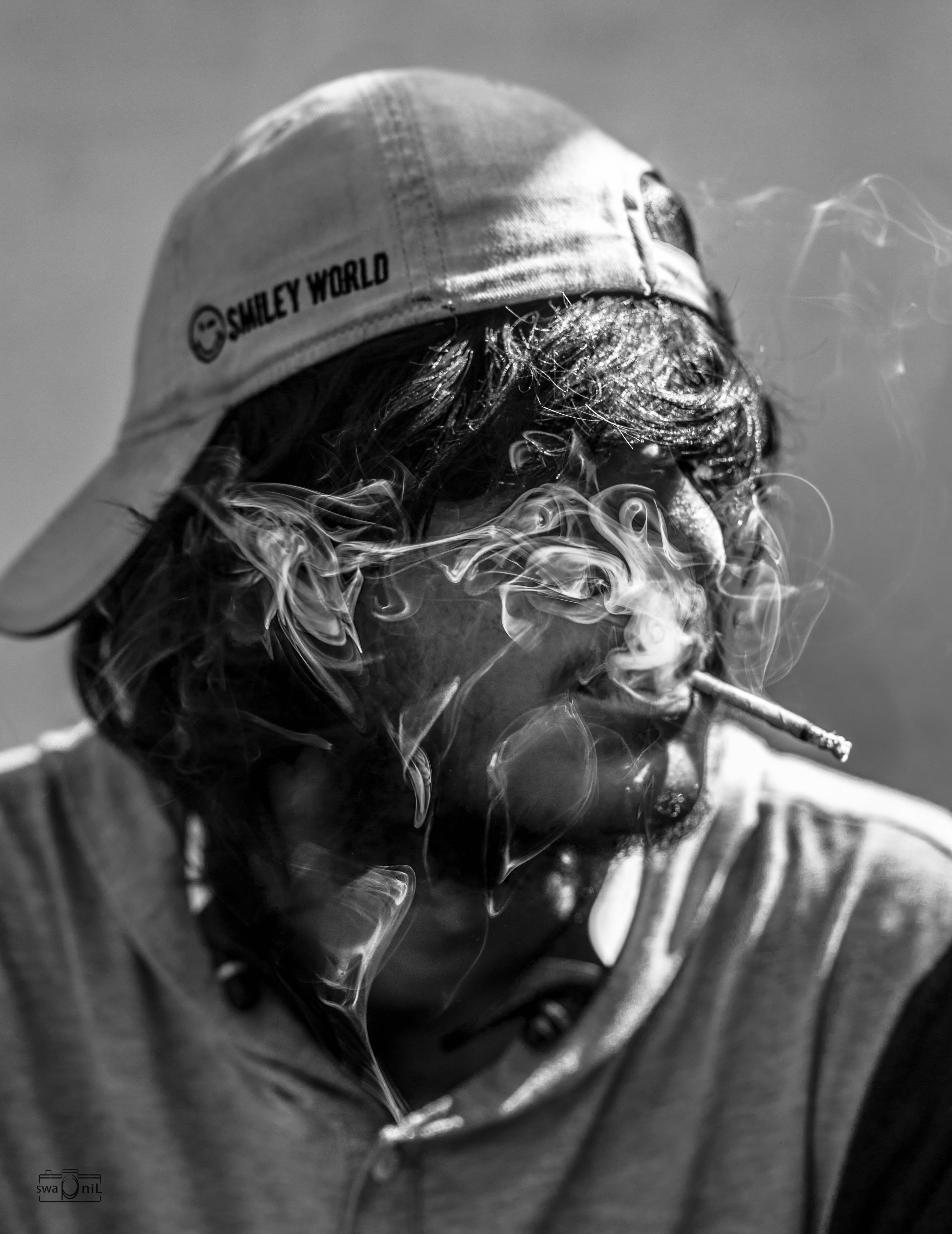 hashish, young adult, men, women, adult, focus on foreground, smoke, looking away, lifestyles, beedi, headshot, day, india, females, looking, front view, Phone HD Wallpaper