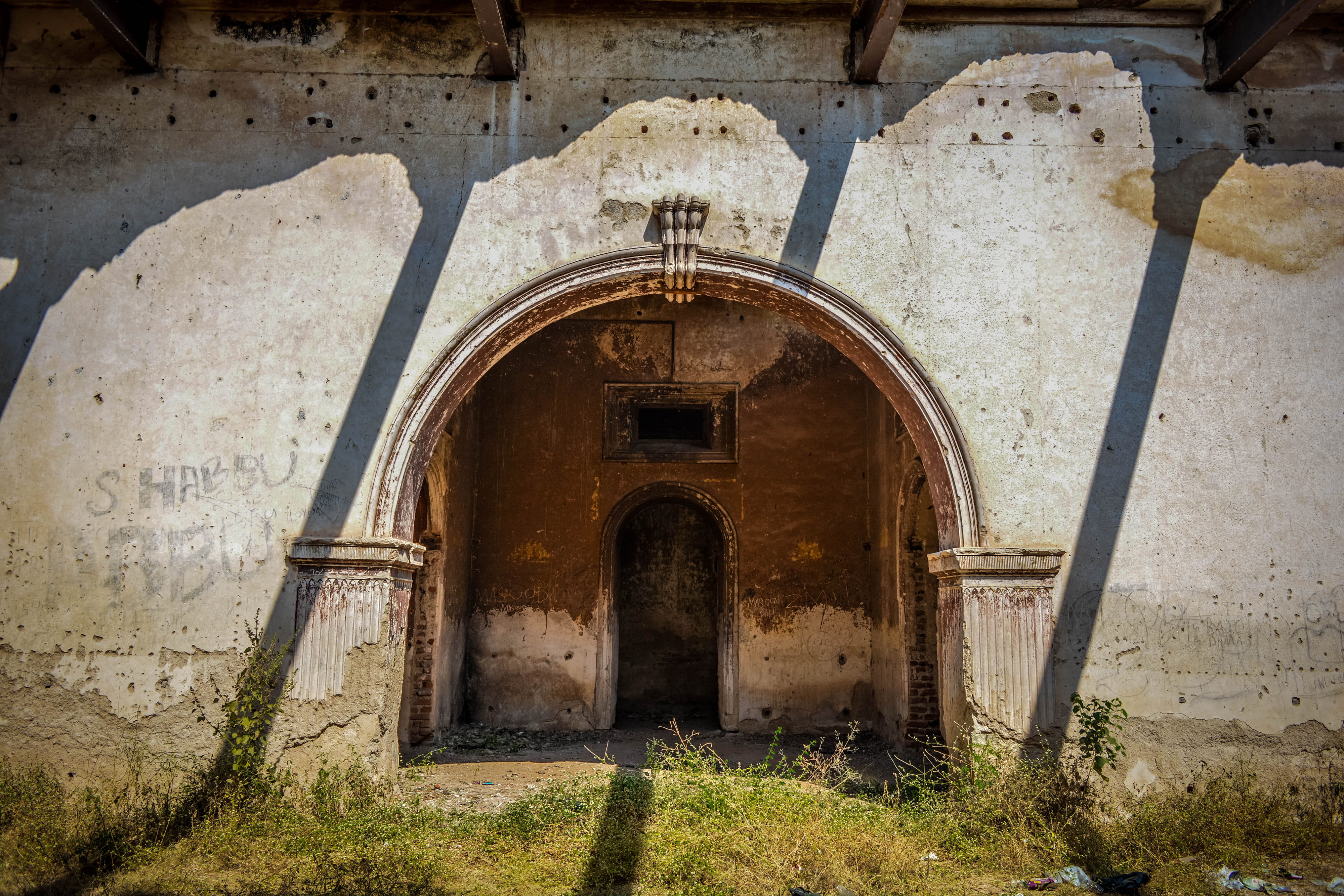 low angle view, decline, history, religion, building exterior, entrance, day, deterioration, india, old, architectural column, damaged, door, archaeology, HD Wallpaper