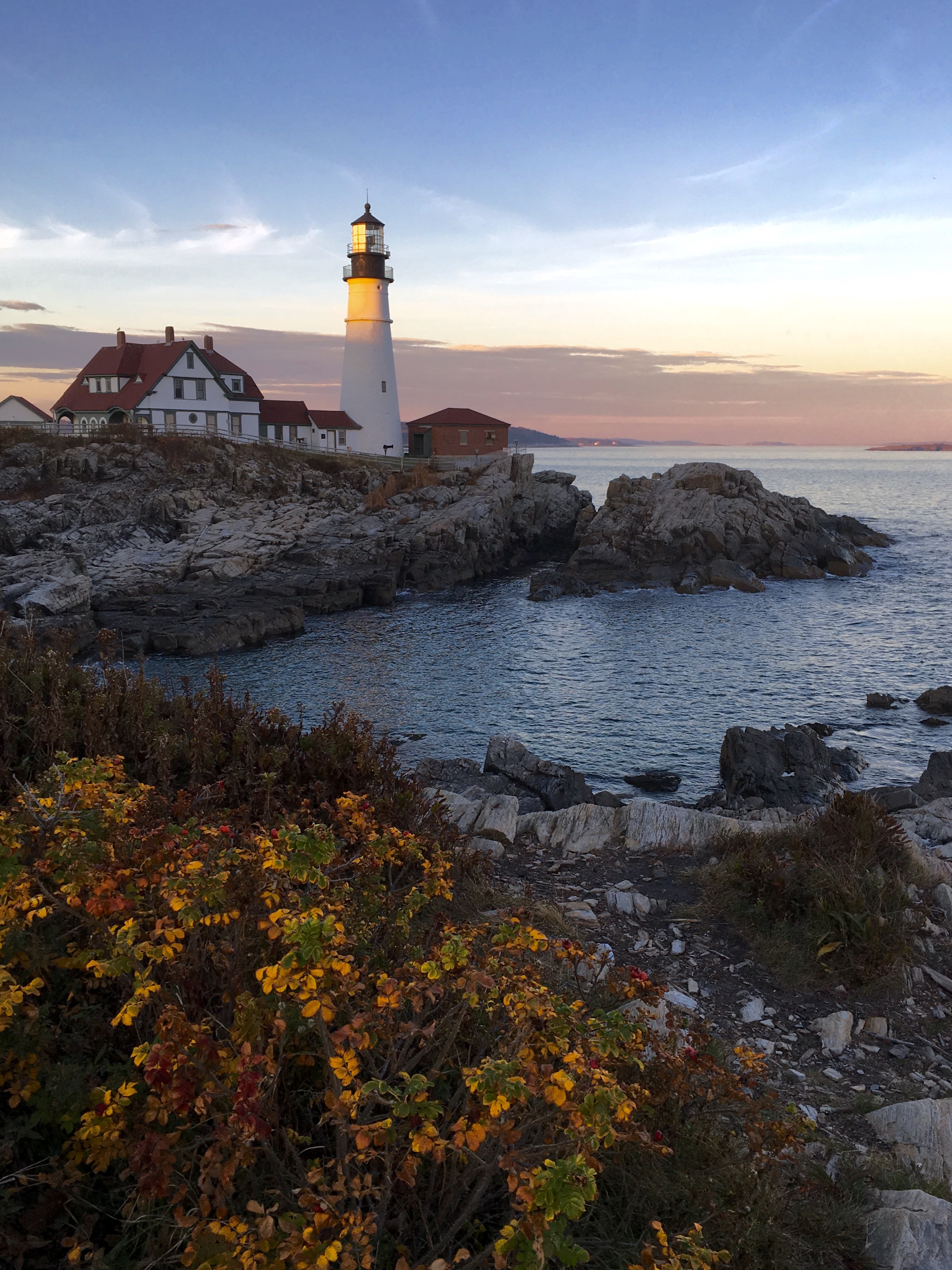 guidance, architecture, land, water, elizabeth, coast, tourism, maine, light, 2K, seashore, no people, ocean, near, built structure, sea, security, horizon over water, Phone HD Wallpaper