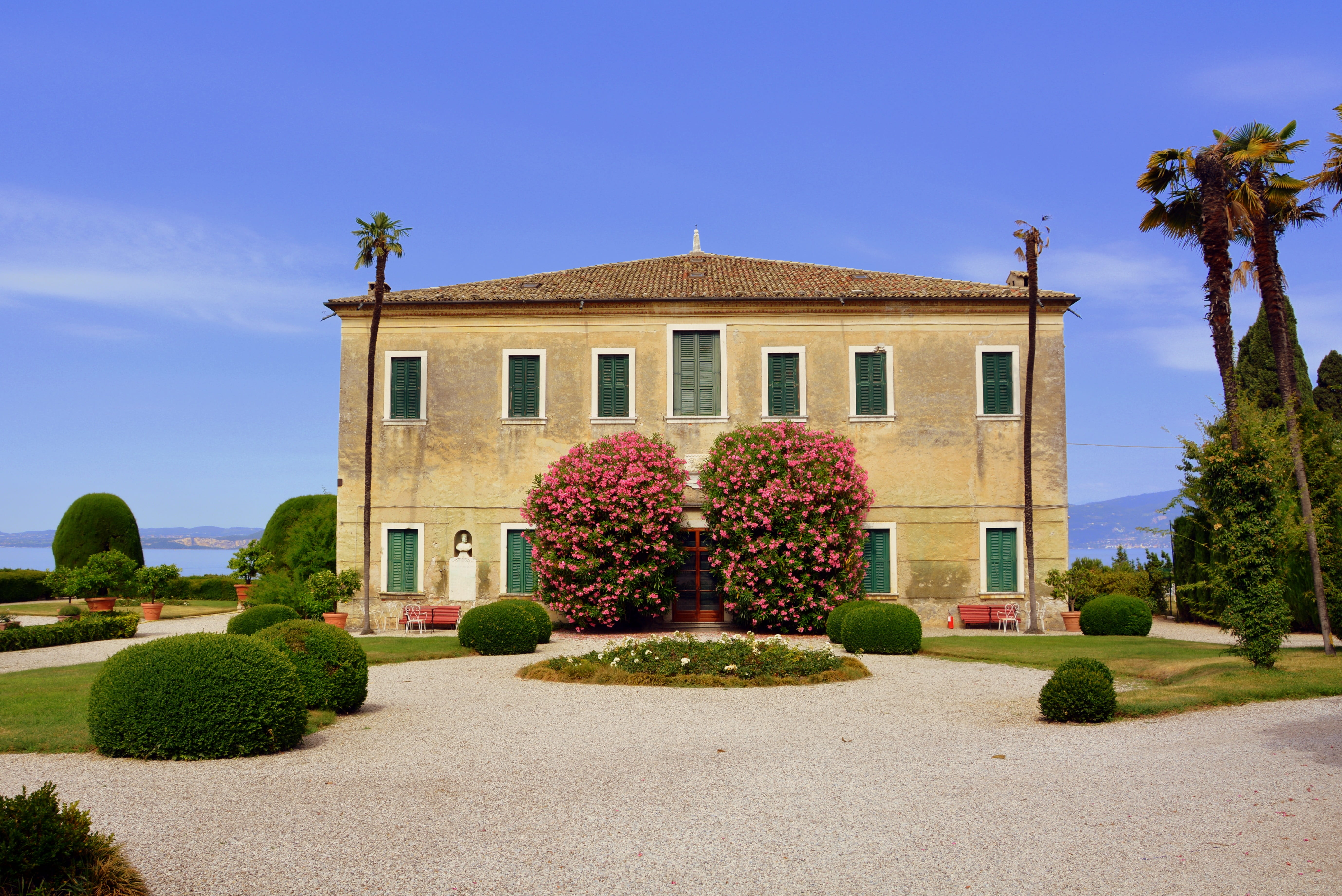court, lake garda, landscaped, 5K, building exterior, square, luxury, hedge, house, mansion, ornamental garden, tree, flower, ancient, no people, building, HD Wallpaper