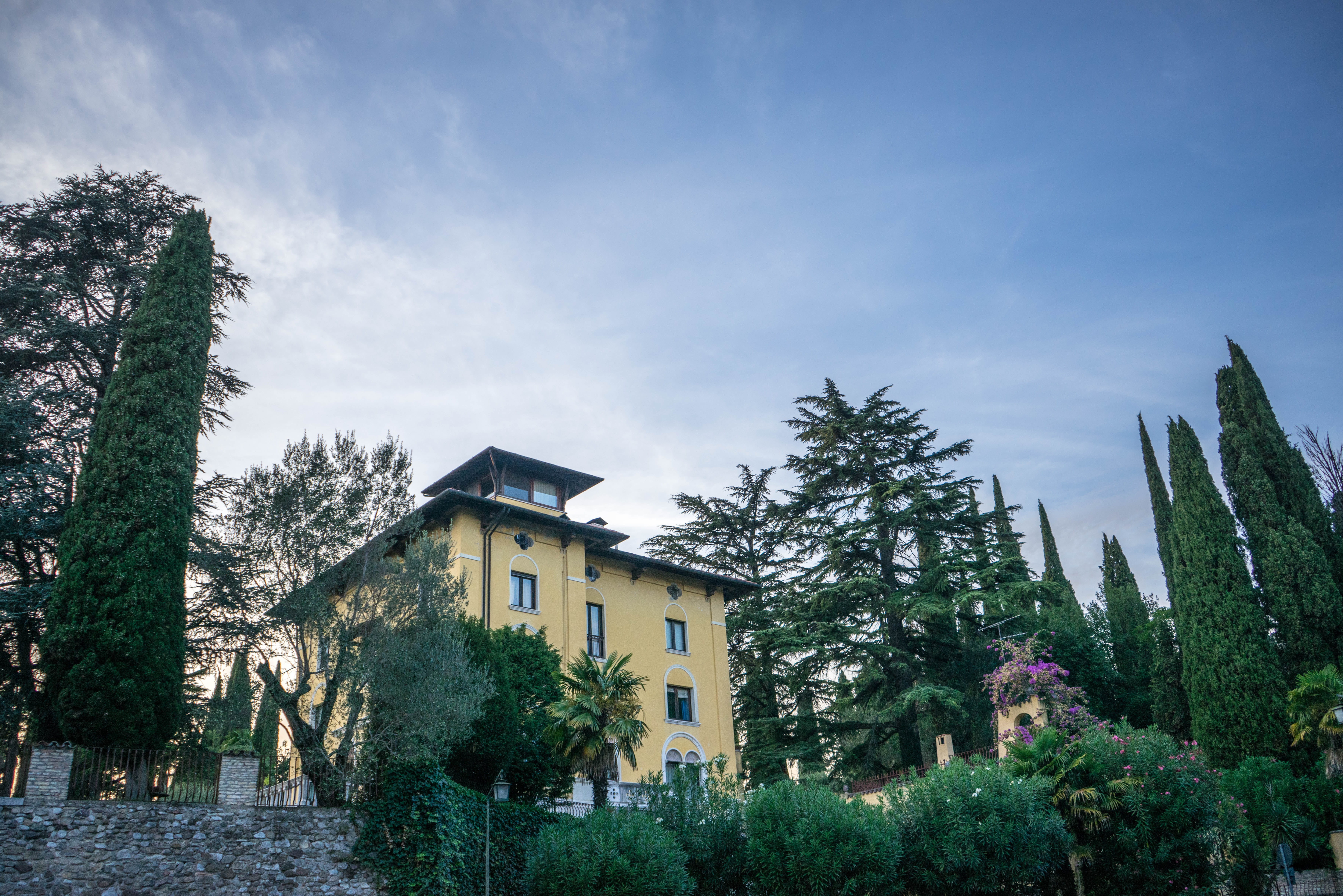 garden, tourism, lake garda, low angle view, architecture, italy, outdoors, europe, green color, land, no people, beauty in nature, bed and breakfast, view, HD Wallpaper