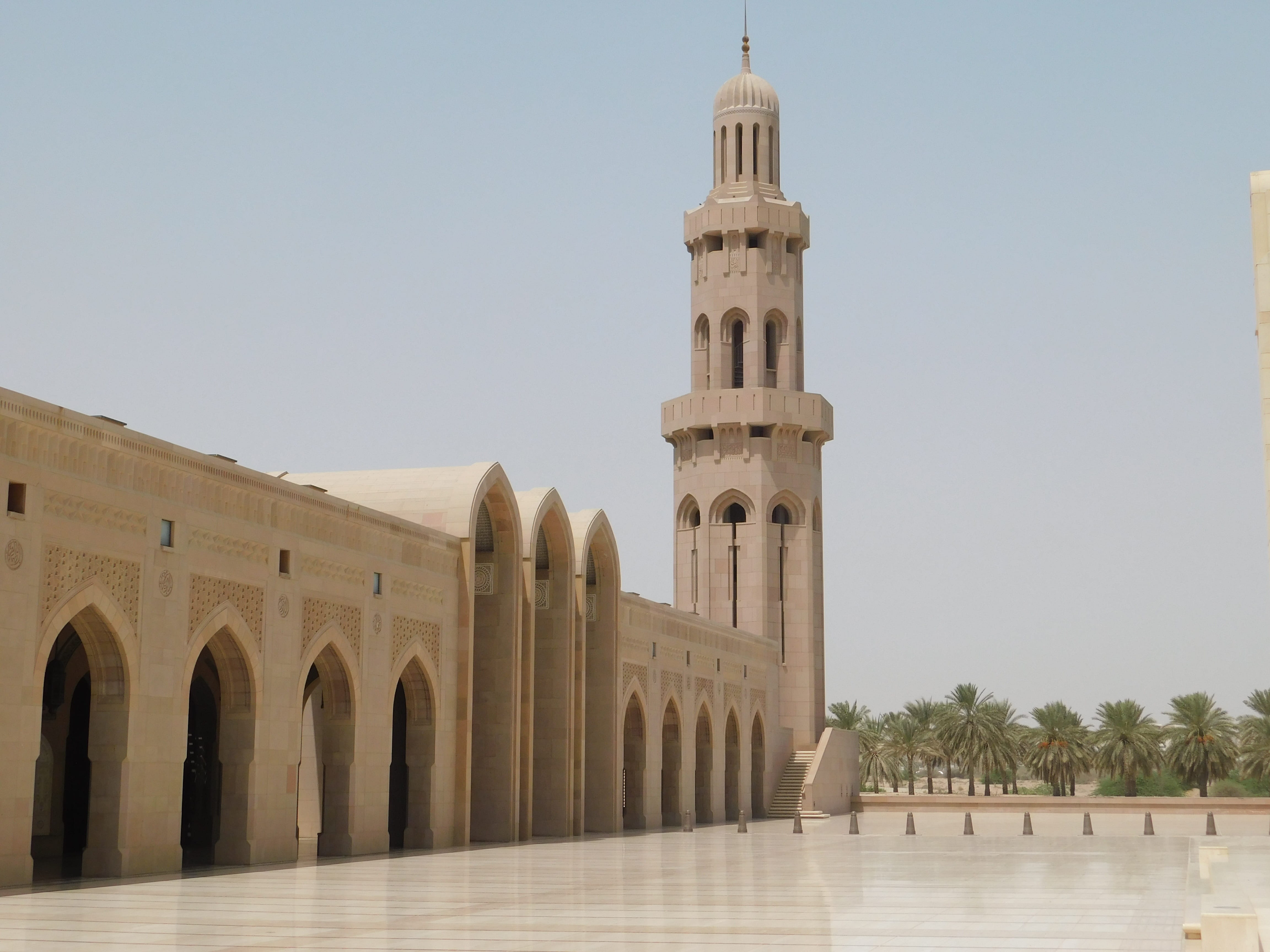 outdoors, architectural column, building, clear sky, building exterior, arch, built structure, sky, mosque, water, no people, oman, the past, history, sultanqaboos, HD Wallpaper