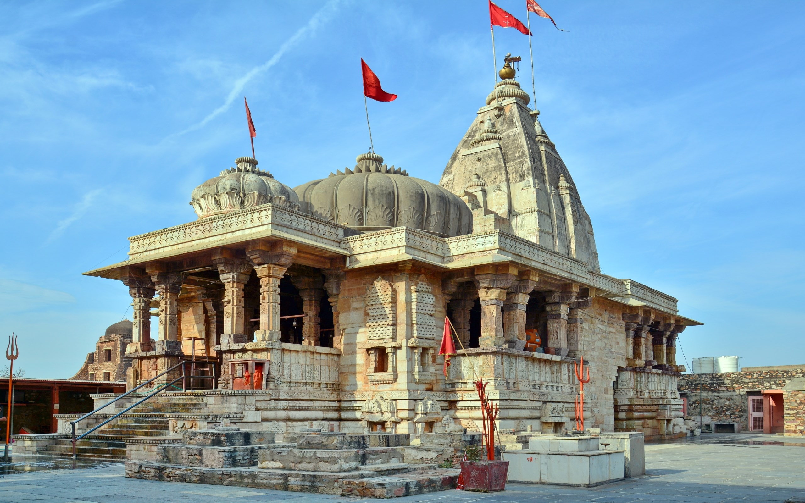 2K, outdoors, cloud - sky, building exterior, architectural column, belief, history, building, flag, chittorgarh, patriotism, sky, nature, travel, place of worship, HD Wallpaper